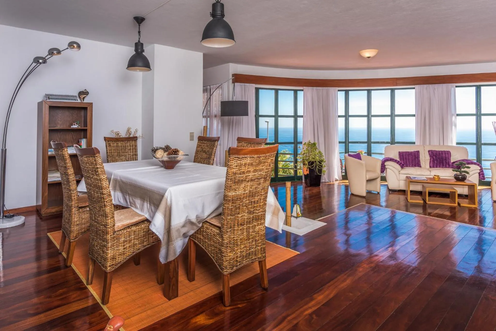 Dining area in Vivenda da Esquina - by LovelyStay