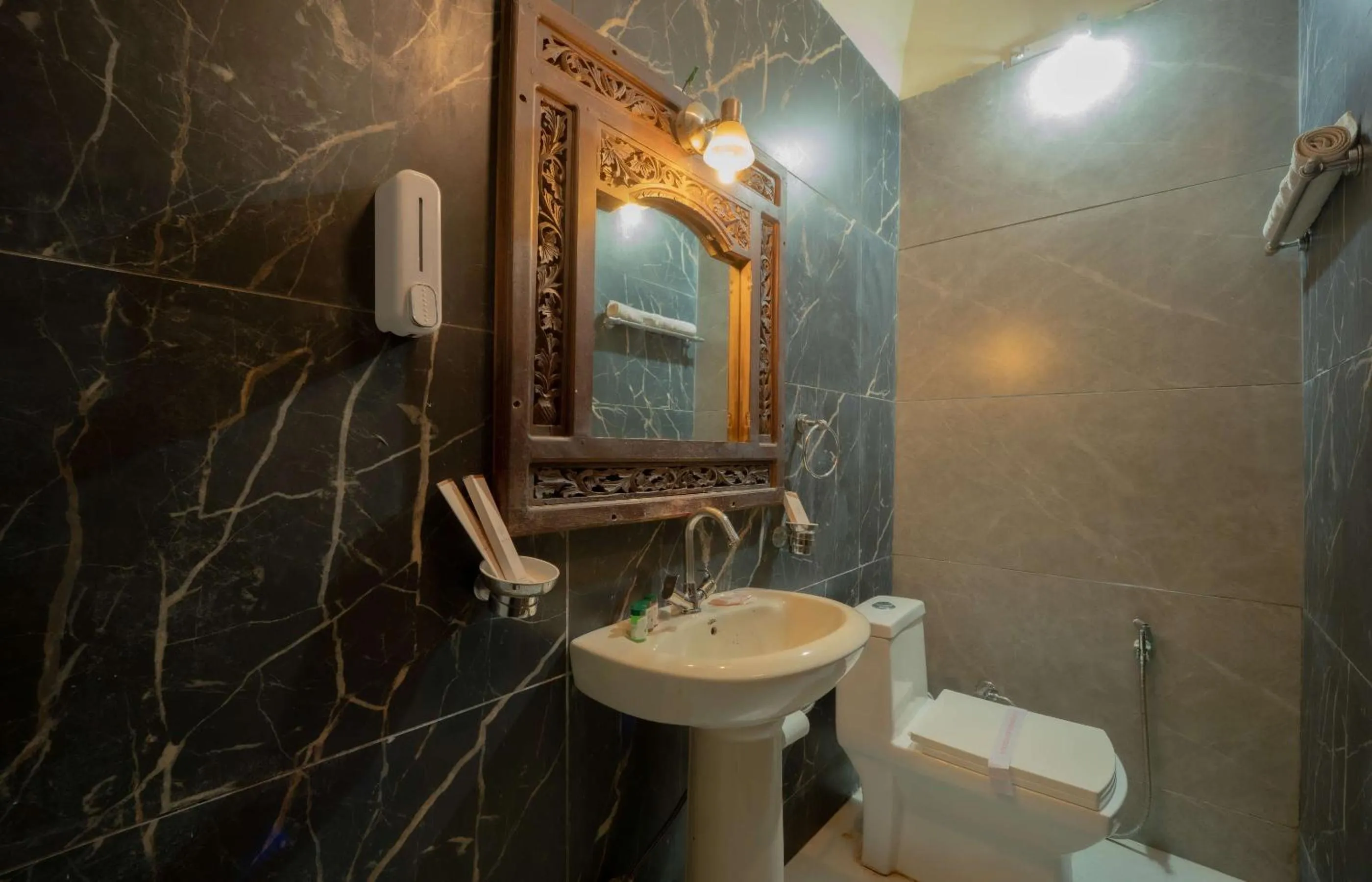 Bathroom in Hotel Shahi Palace Mandawa