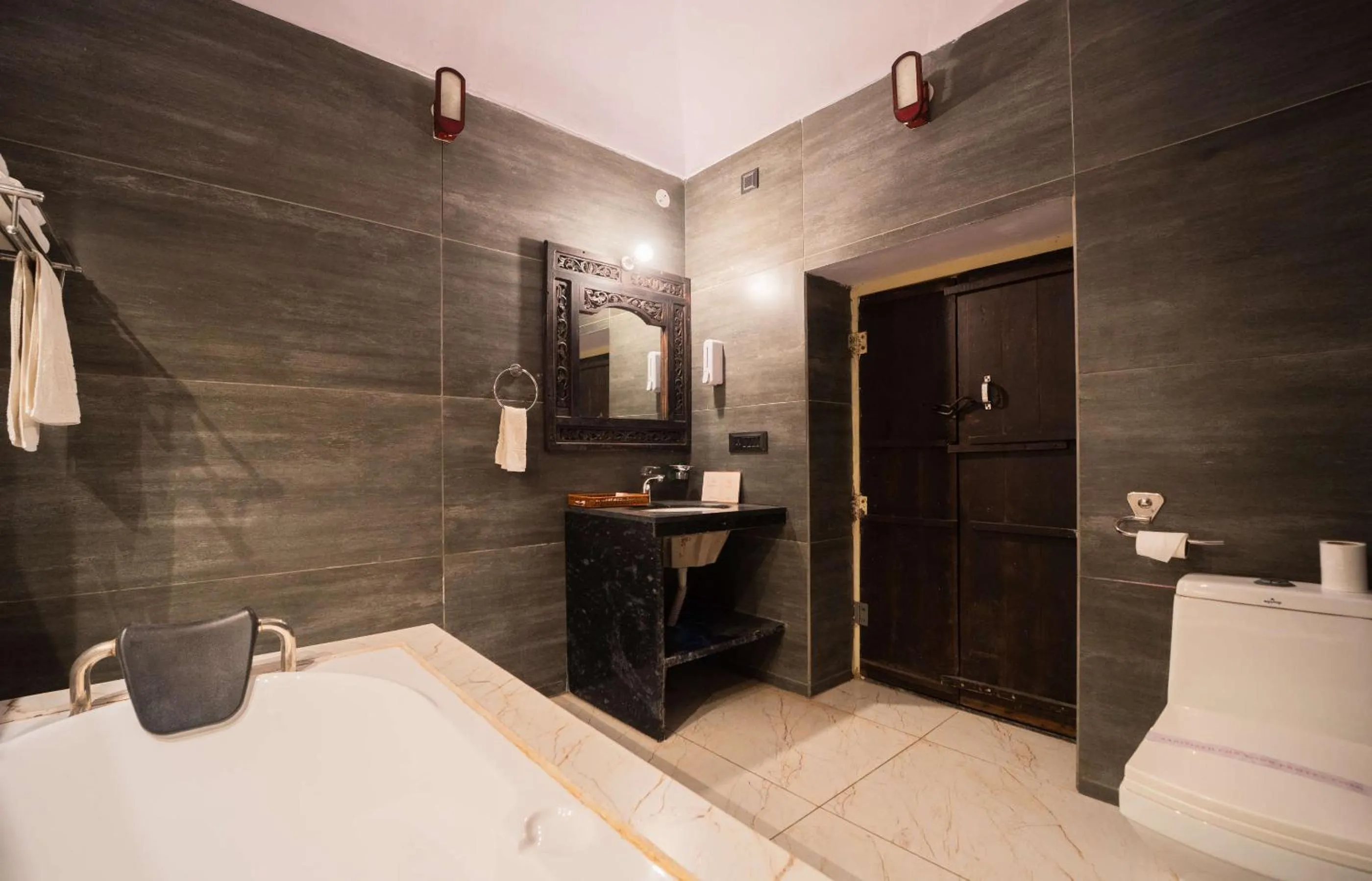 Bathroom, Bed in Hotel Shahi Palace Mandawa