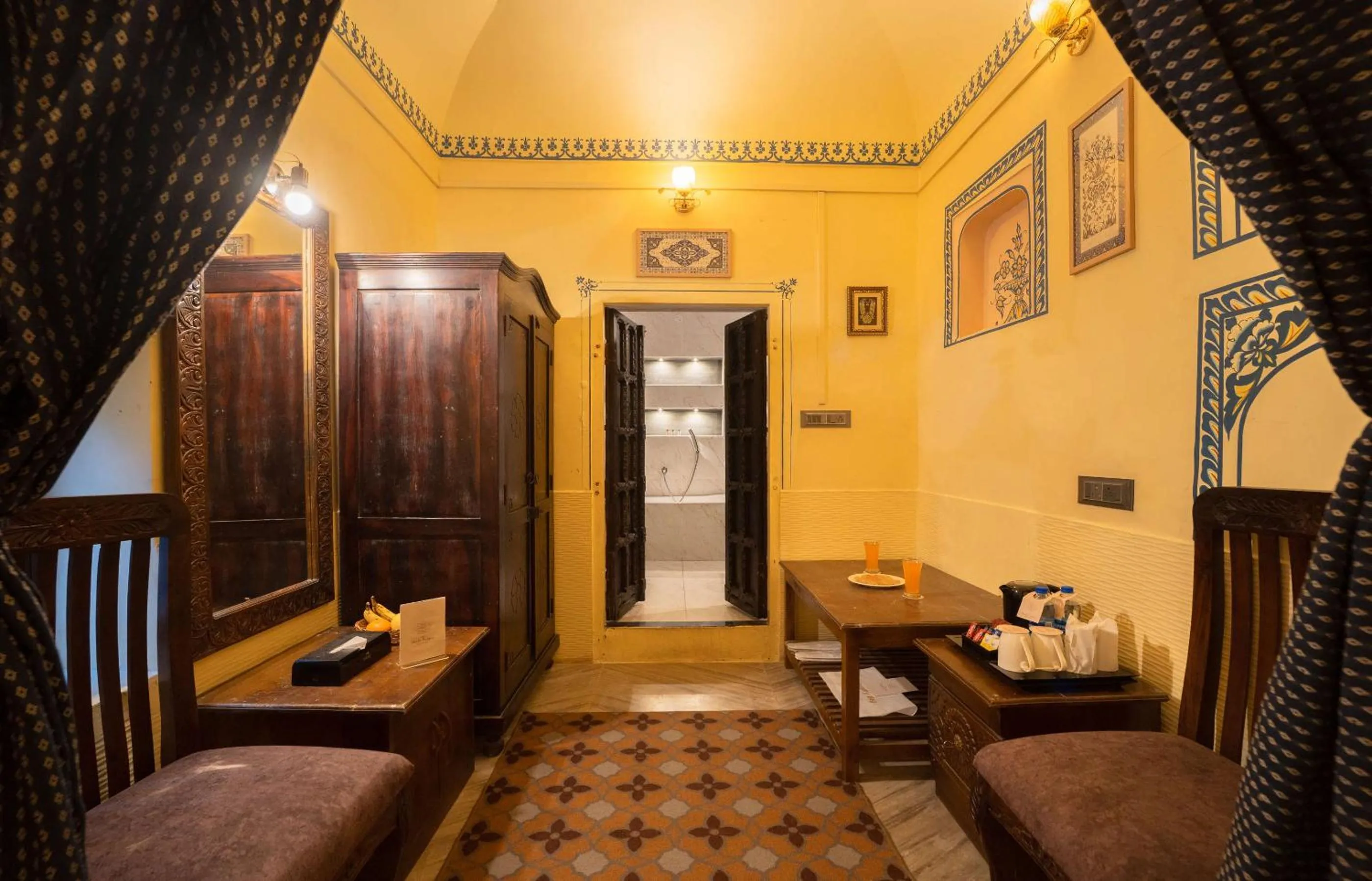 Living room, Bed in Hotel Shahi Palace Mandawa