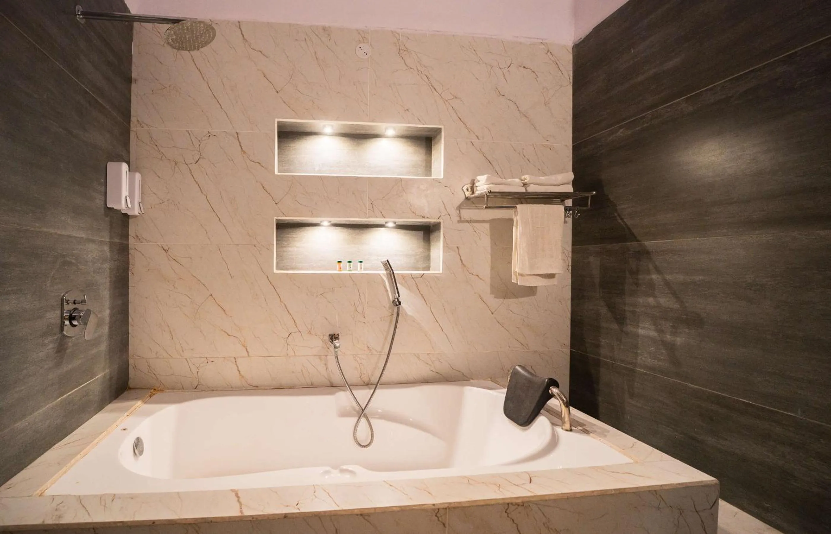 Bathroom in Hotel Shahi Palace Mandawa