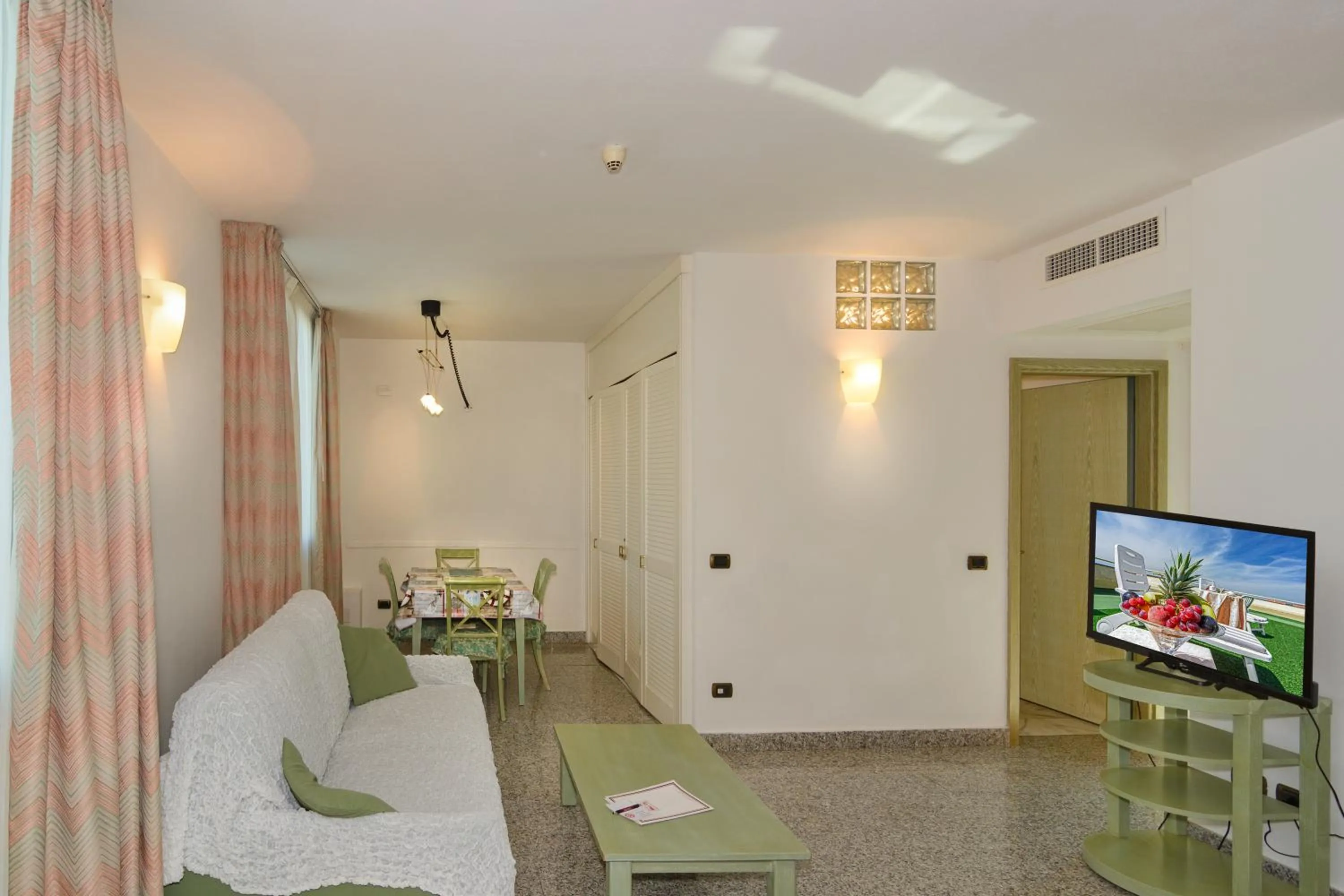 TV and multimedia in Residence Hotel L'incanto Di Boccadarno