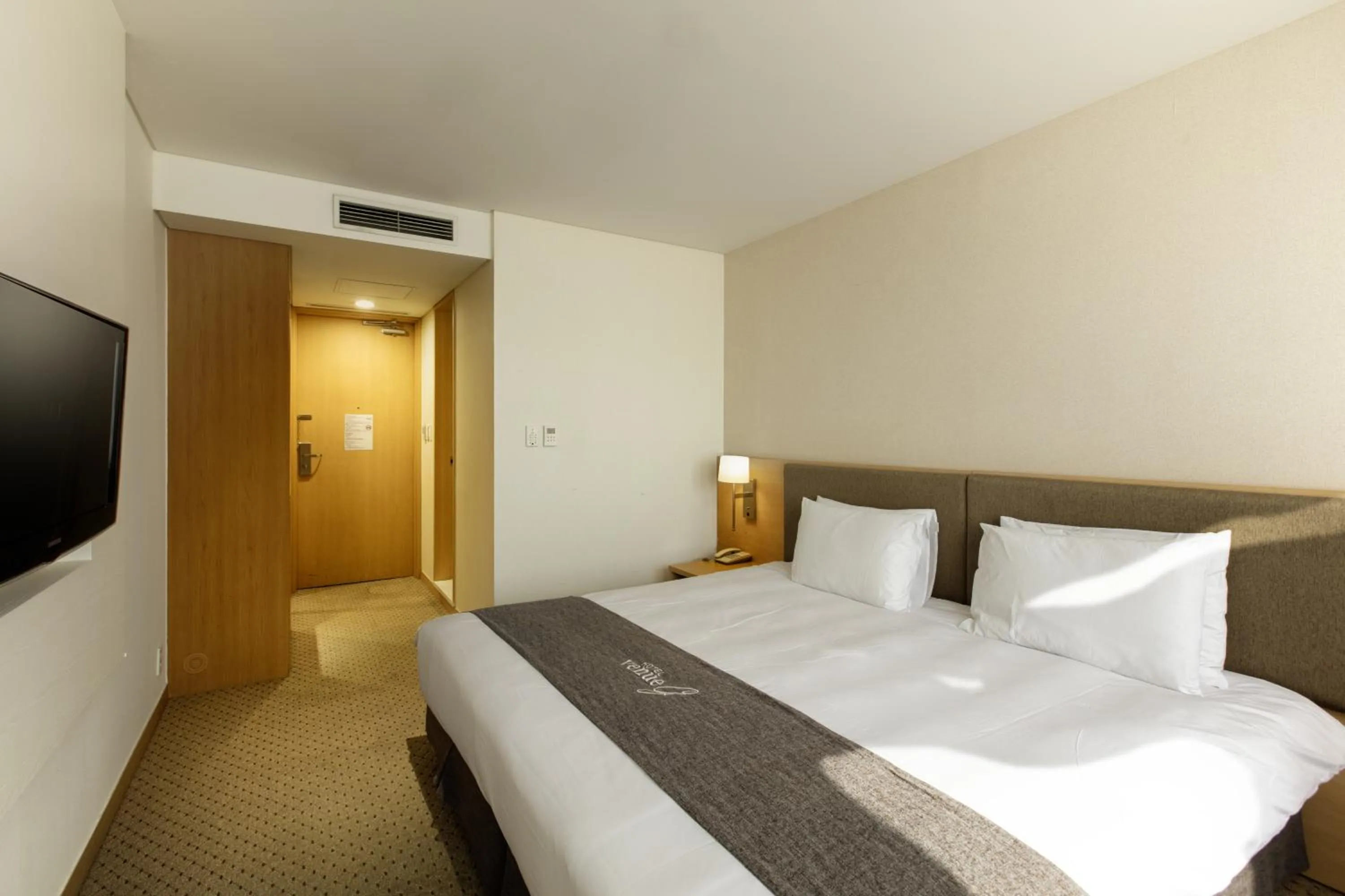 Photo of the whole room, Bed in Hotel Venue-G Seoul