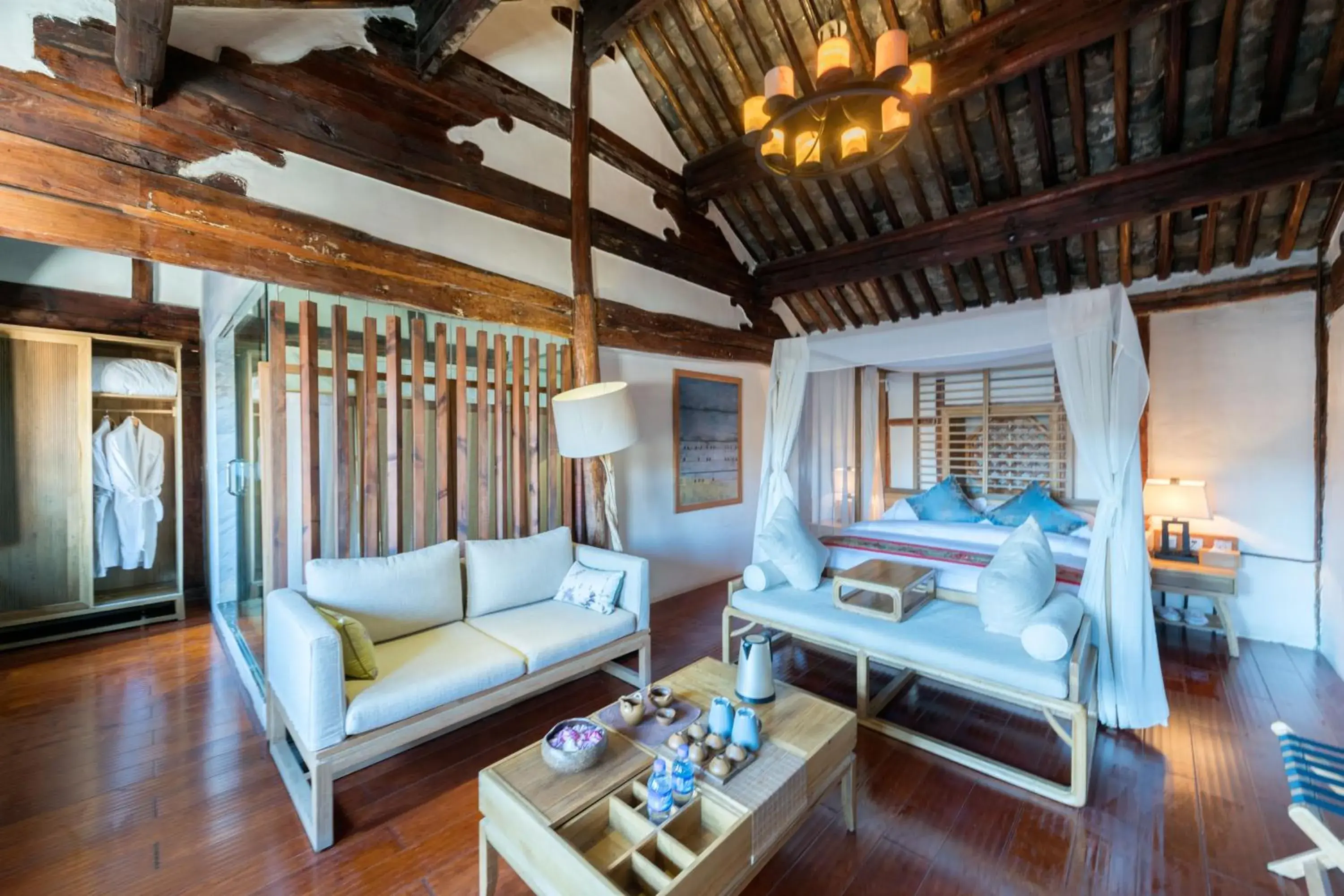 Queen Suite with Spa Bath in Dali Old Courtyard Boutique Inn Queen Suite with Spa Bath in Dali Old Courtyard Boutique Inn