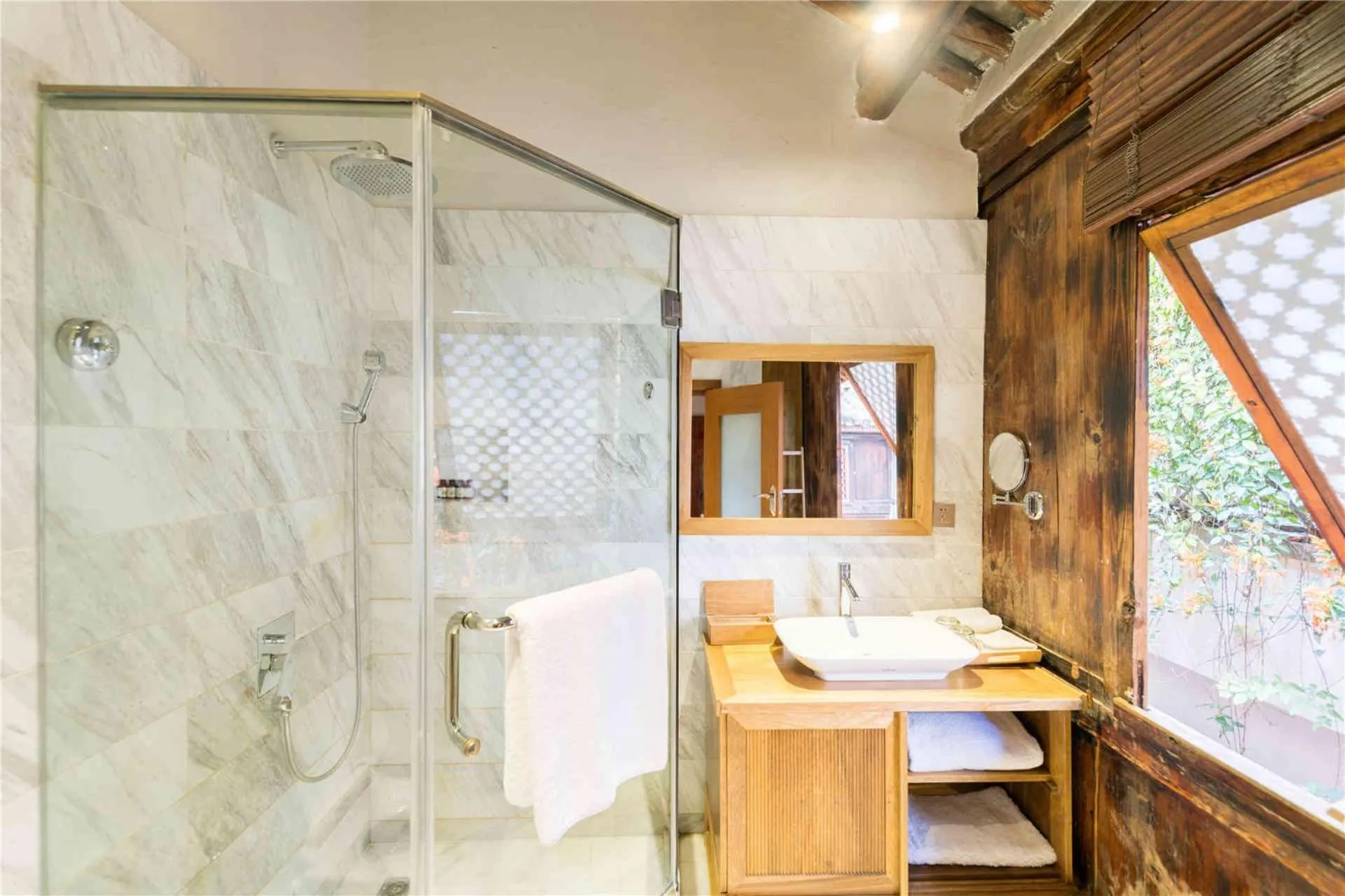 Bathroom in Dali Old Courtyard Boutique Inn