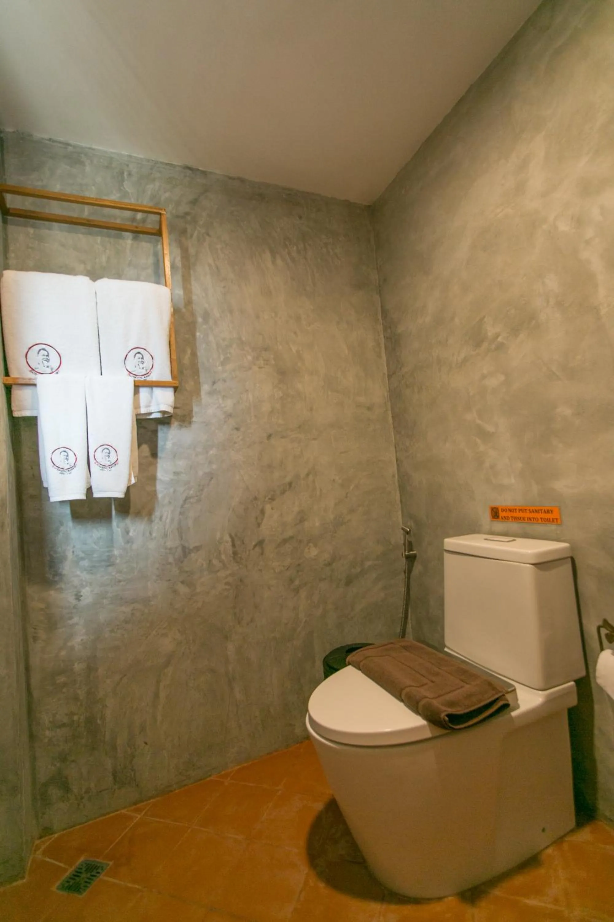 Toilet in Sai Daeng Resort