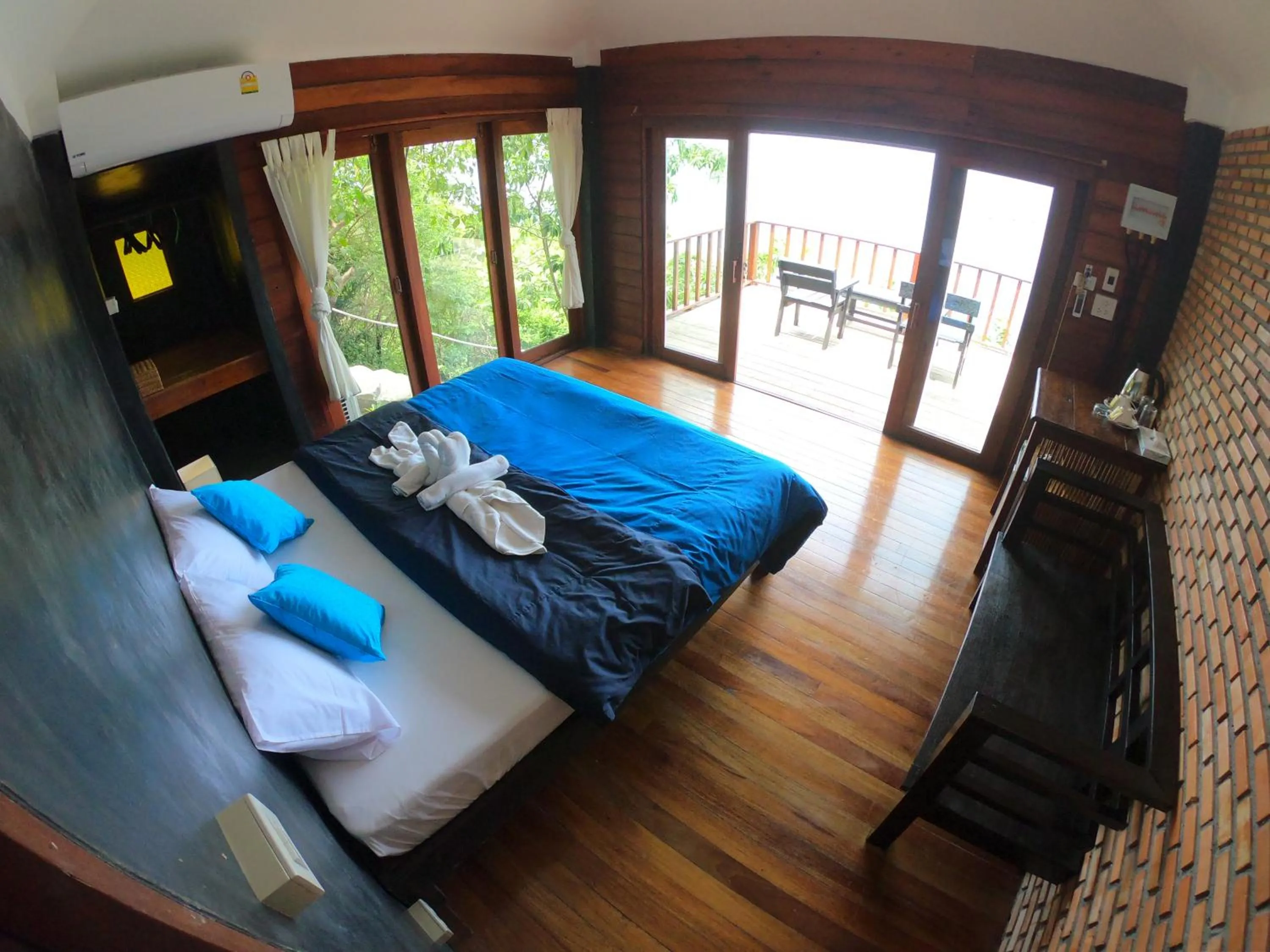Bed in Blue Heaven Resort Koh Tao