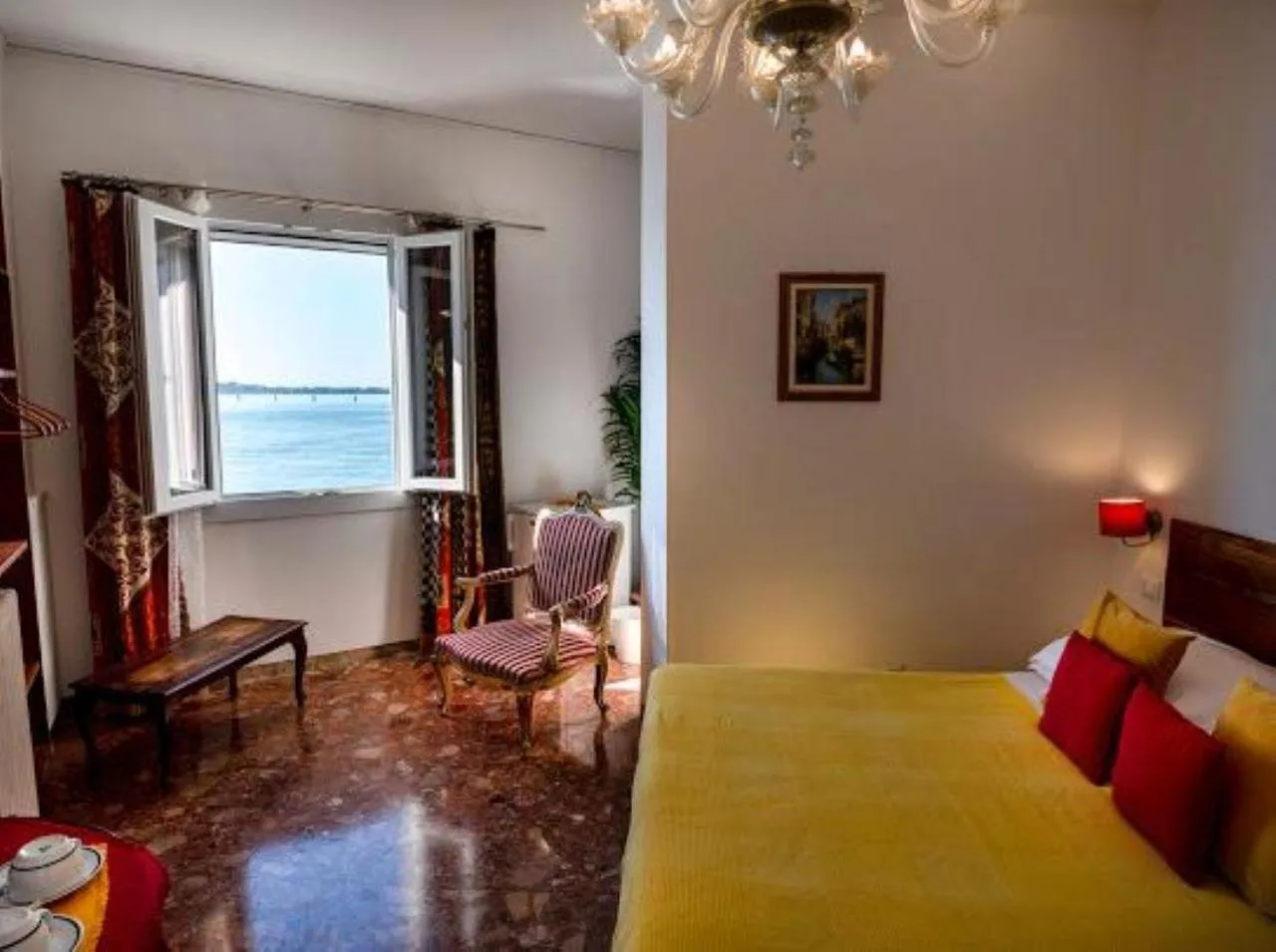 Photo of the whole room, Bed in Casa Sulla Laguna