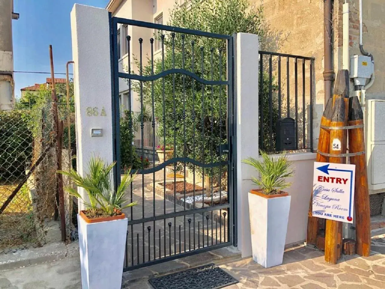 Facade/entrance in Casa Sulla Laguna Facade/entrance in Casa Sulla Laguna