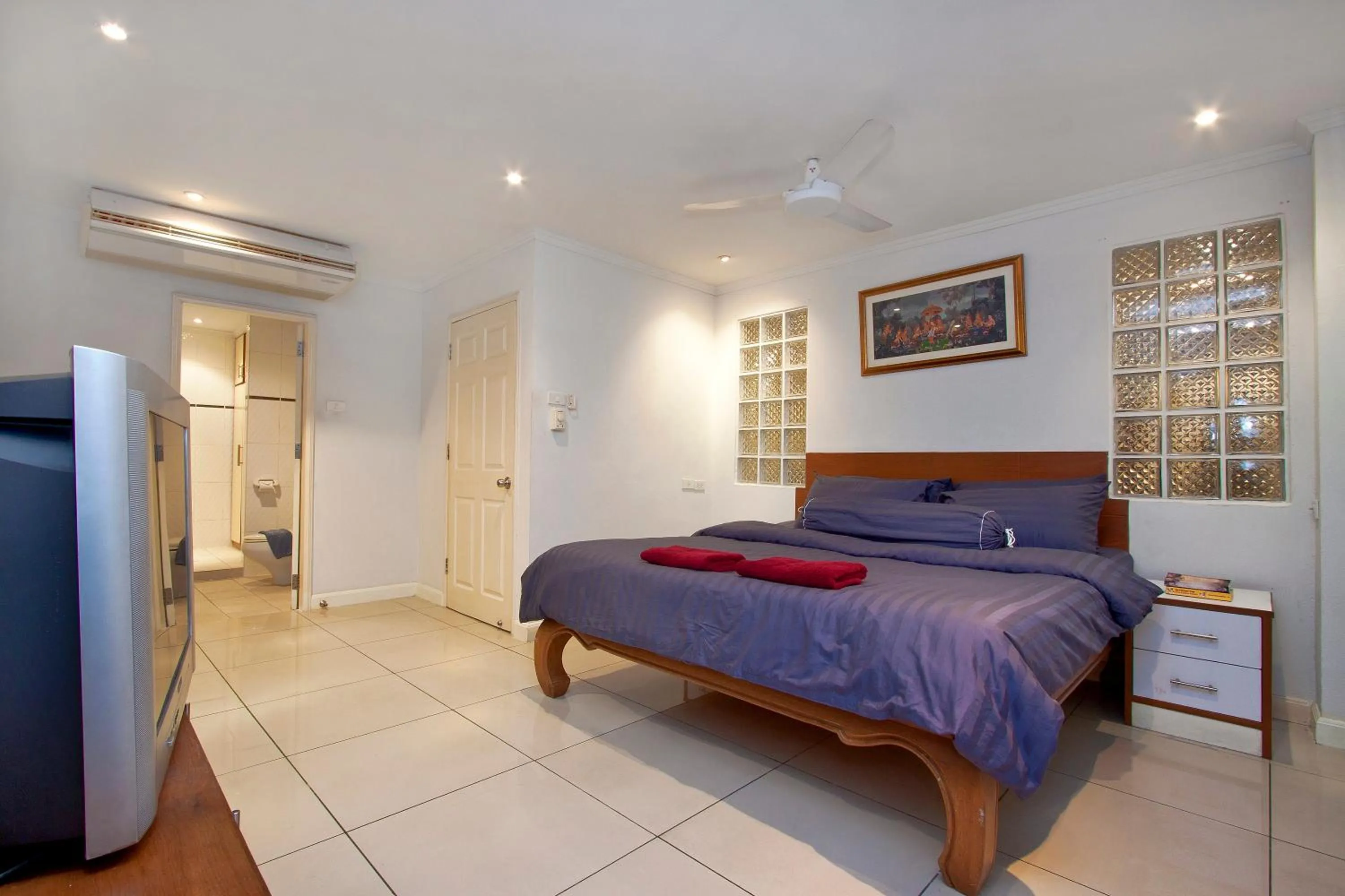 Bed in Argyle Apartments Pattaya
