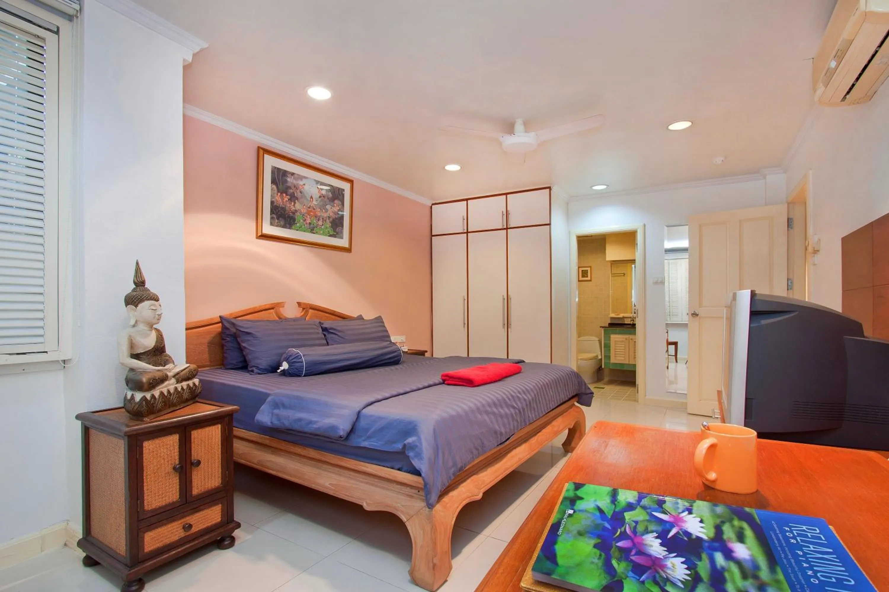 Bedroom, Bed in Argyle Apartments Pattaya