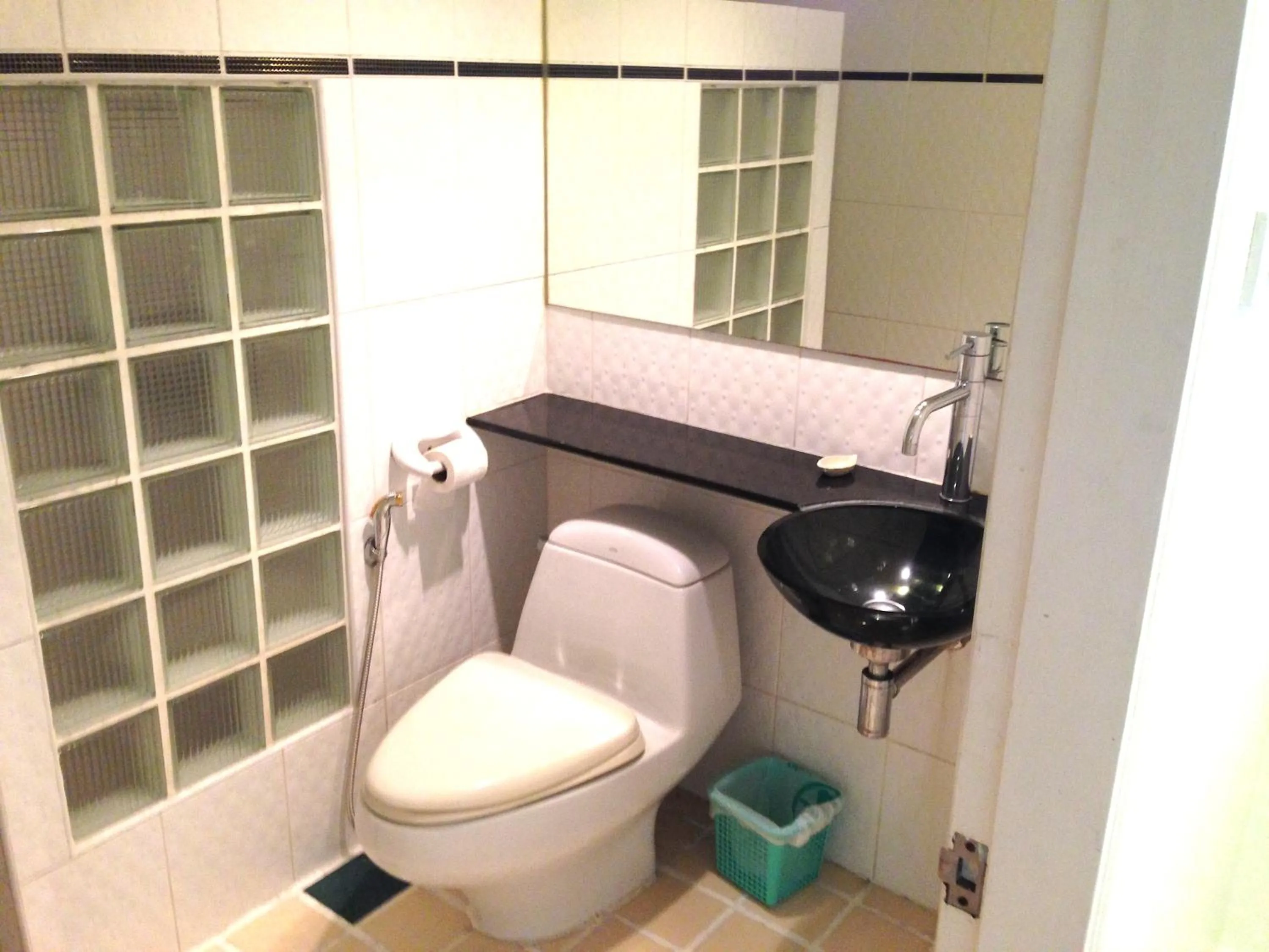 Toilet in Argyle Apartments Pattaya