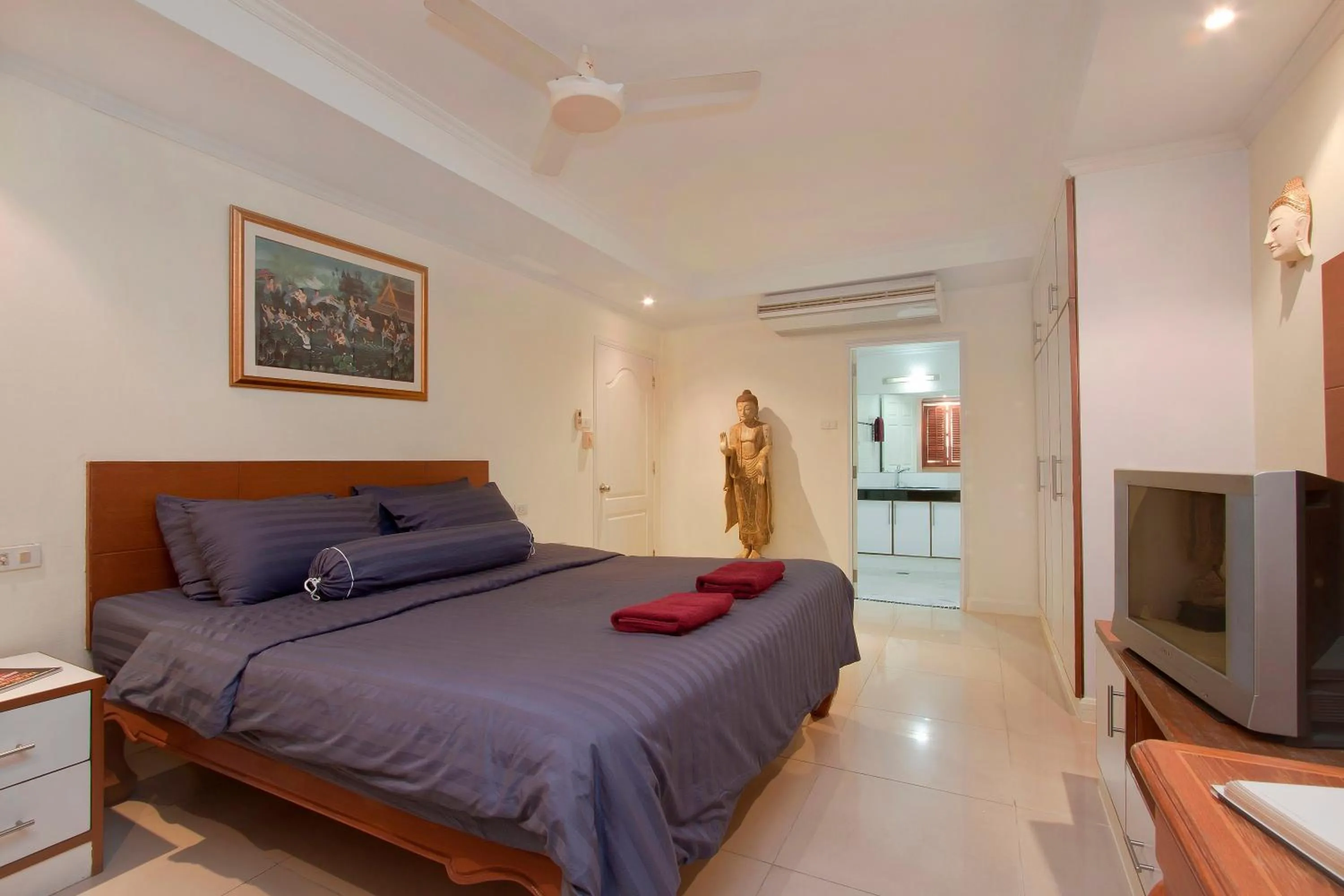 Bed in Argyle Apartments Pattaya