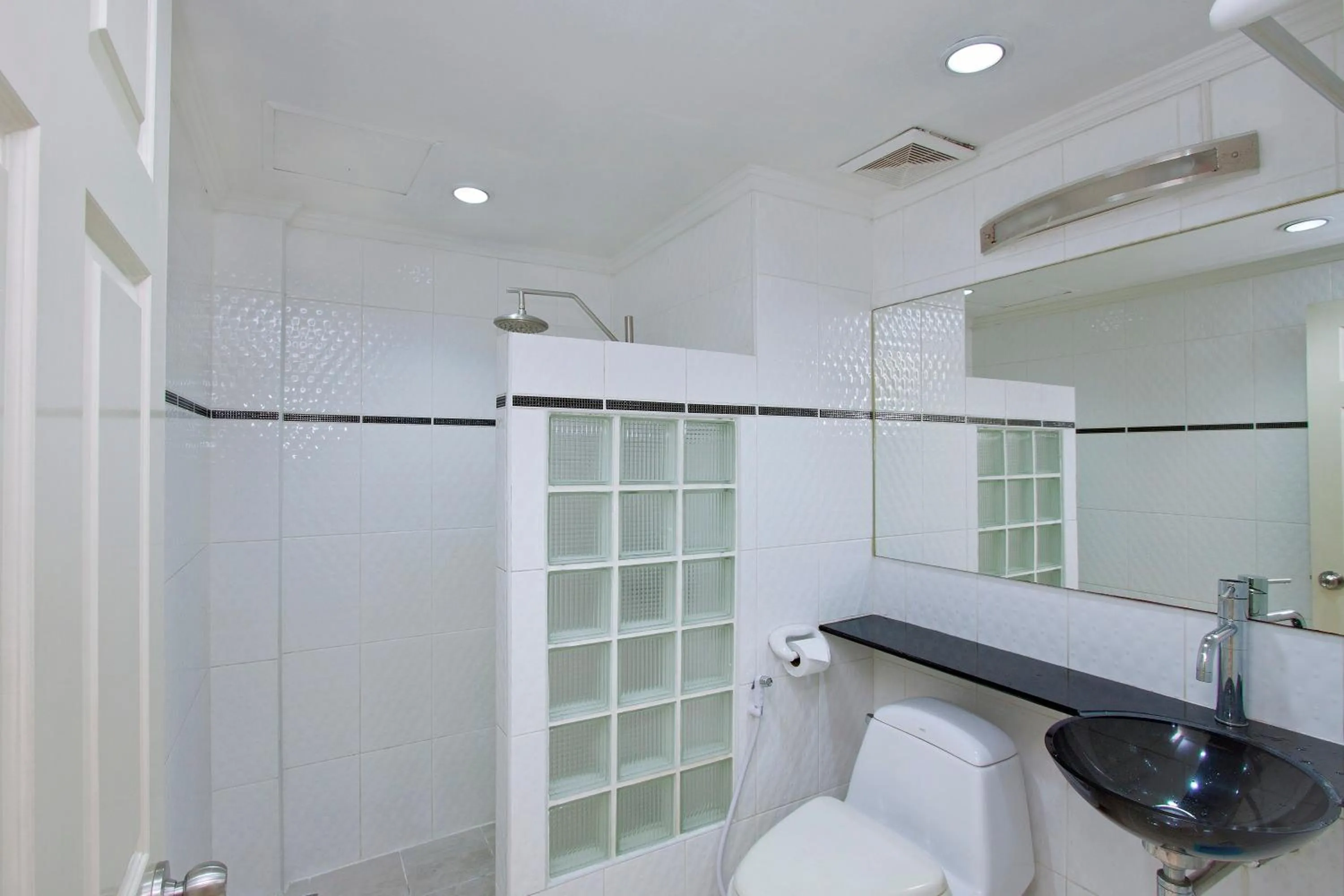 Bathroom in Argyle Apartments Pattaya