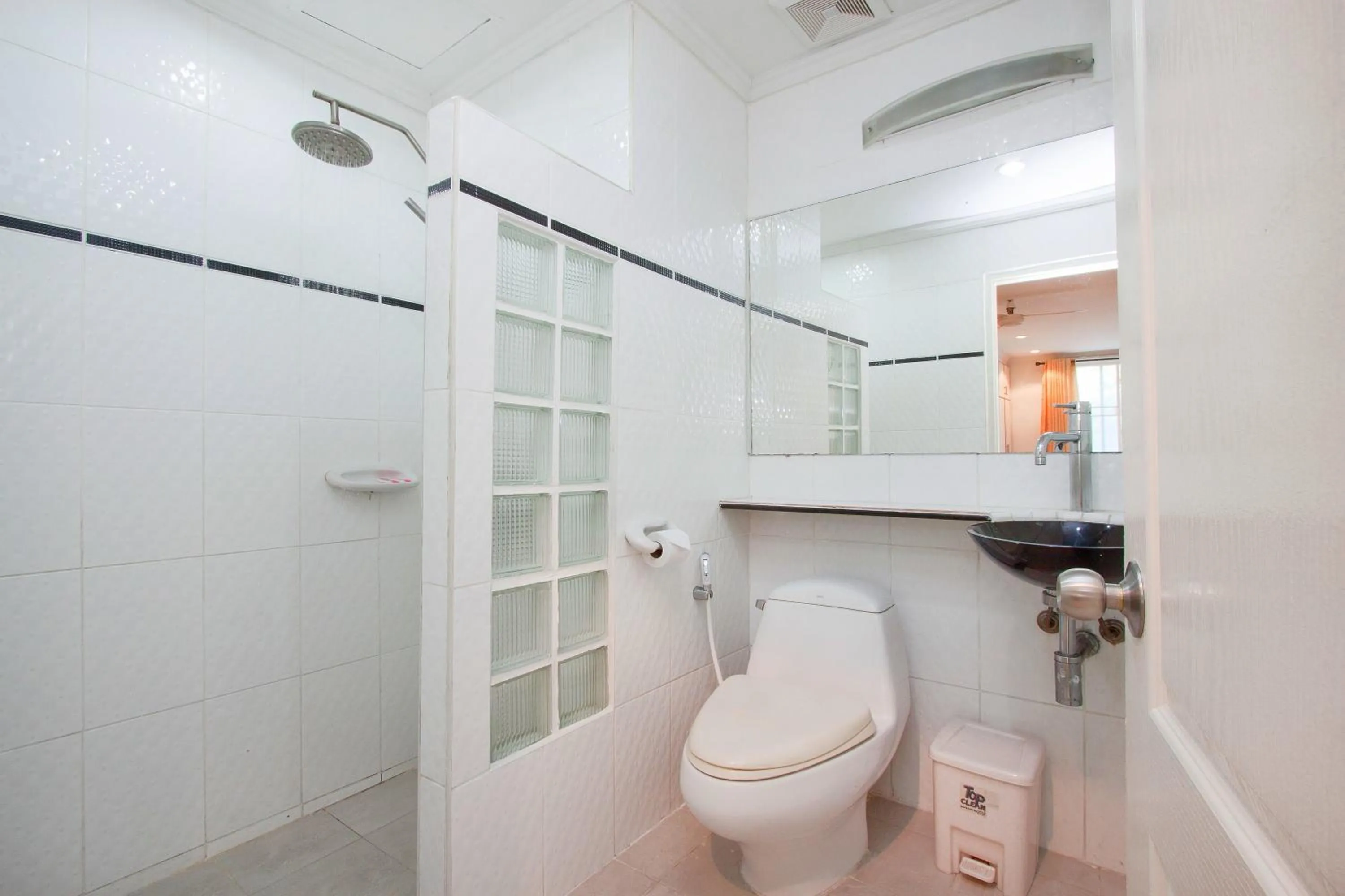 Bathroom in Argyle Apartments Pattaya