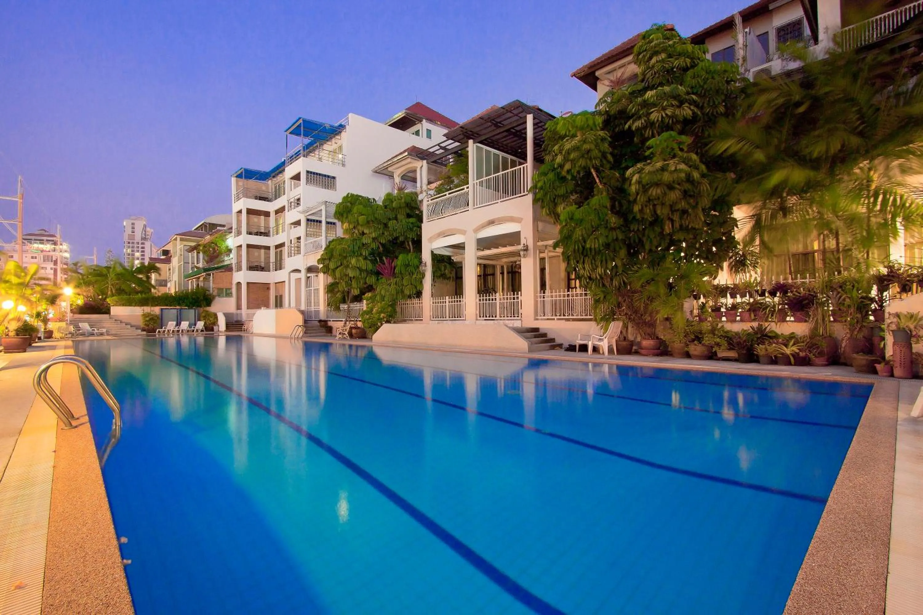 Swimming pool in Argyle Apartments Pattaya