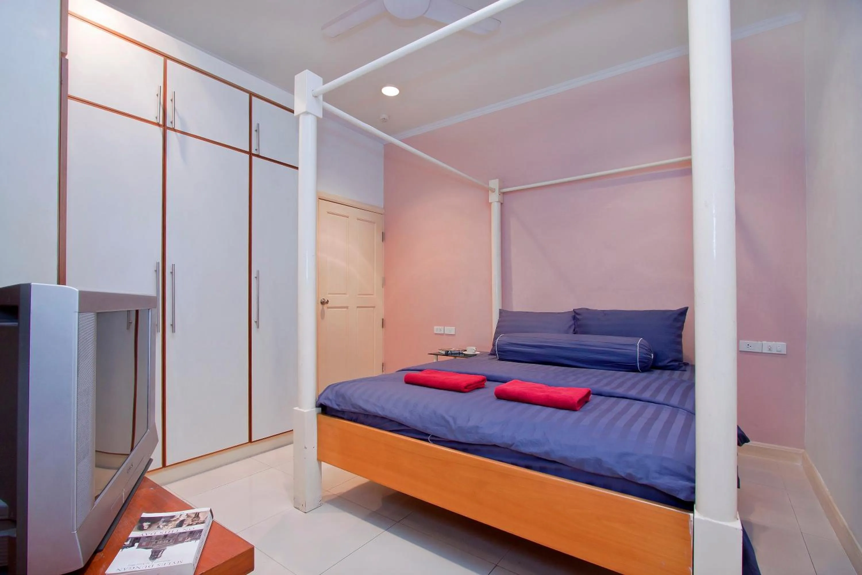 Bed in Argyle Apartments Pattaya