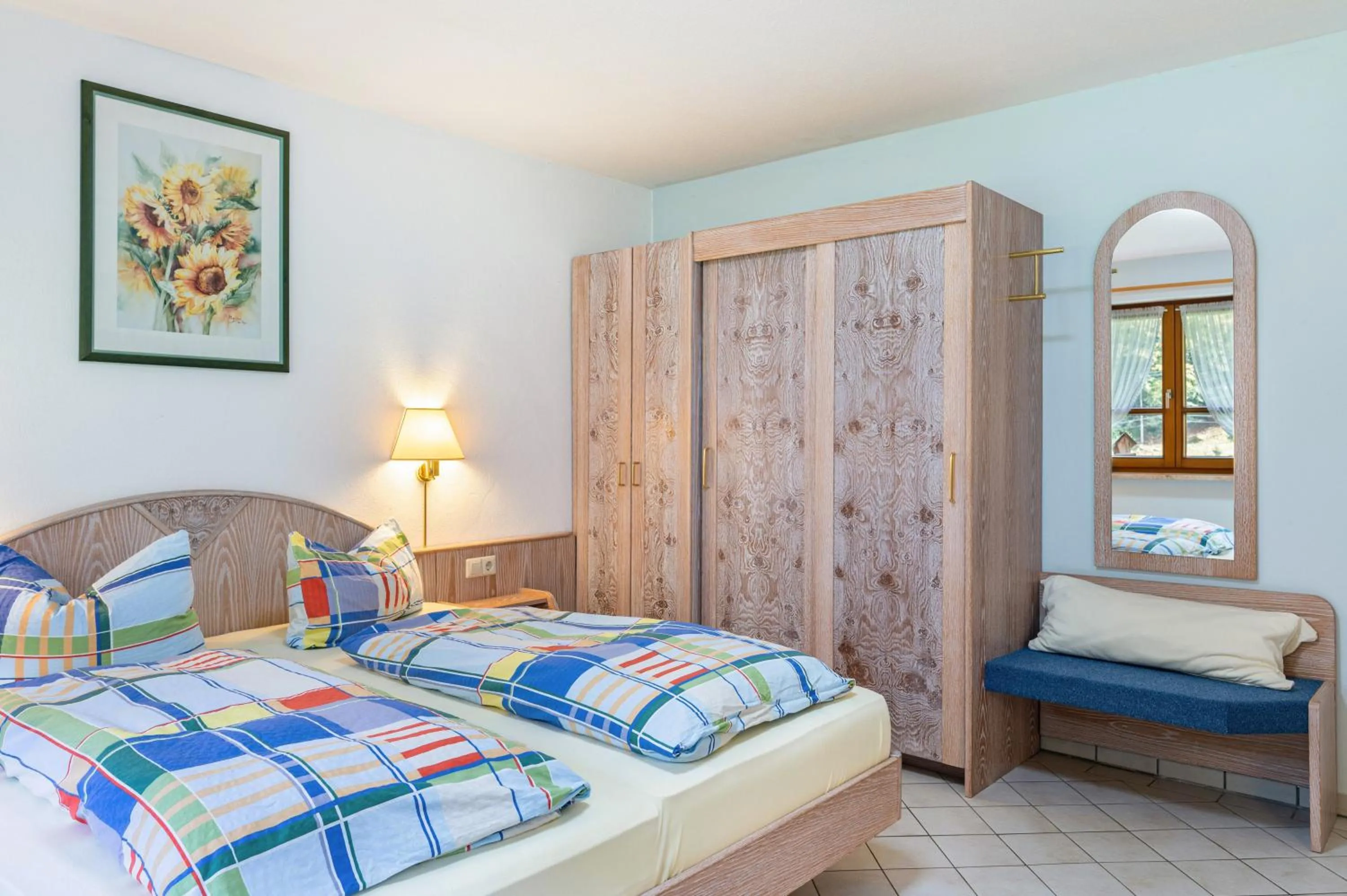 Living room, Bed in Gasthaus Zur Linde- Napf