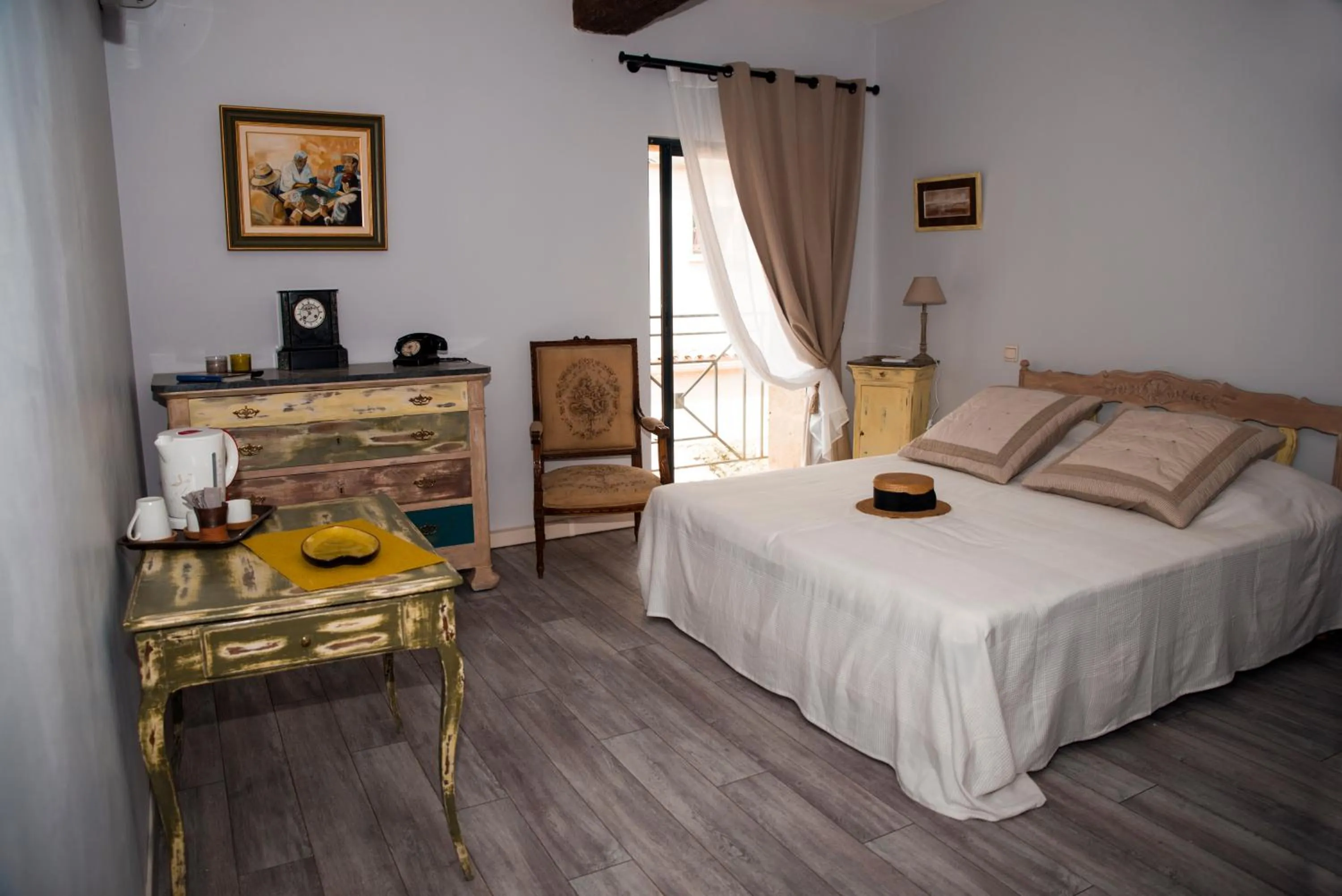 People, Bed in Le Clos des Aramons