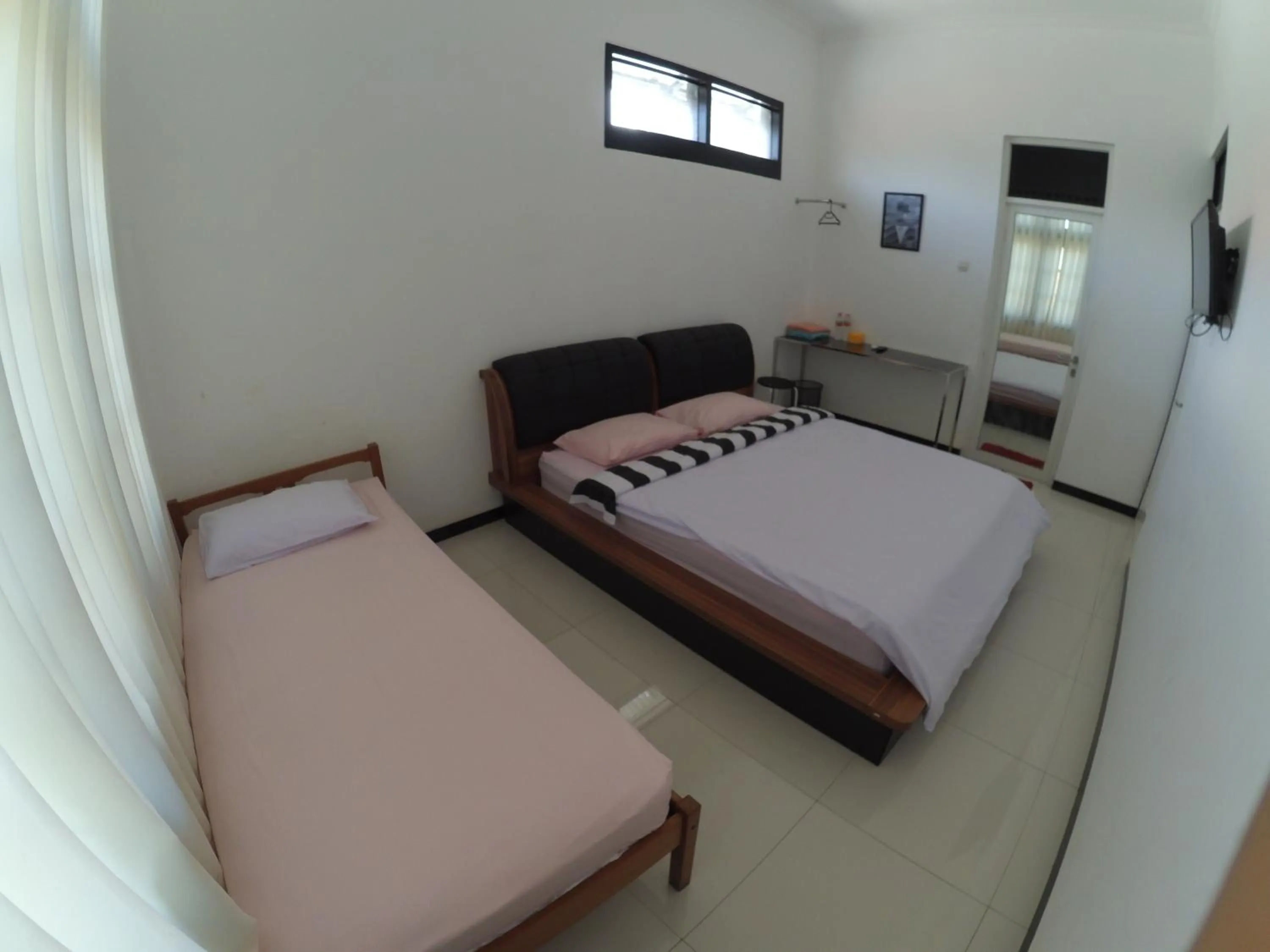 Photo of the whole room, Bed in Mess Inn Semarang