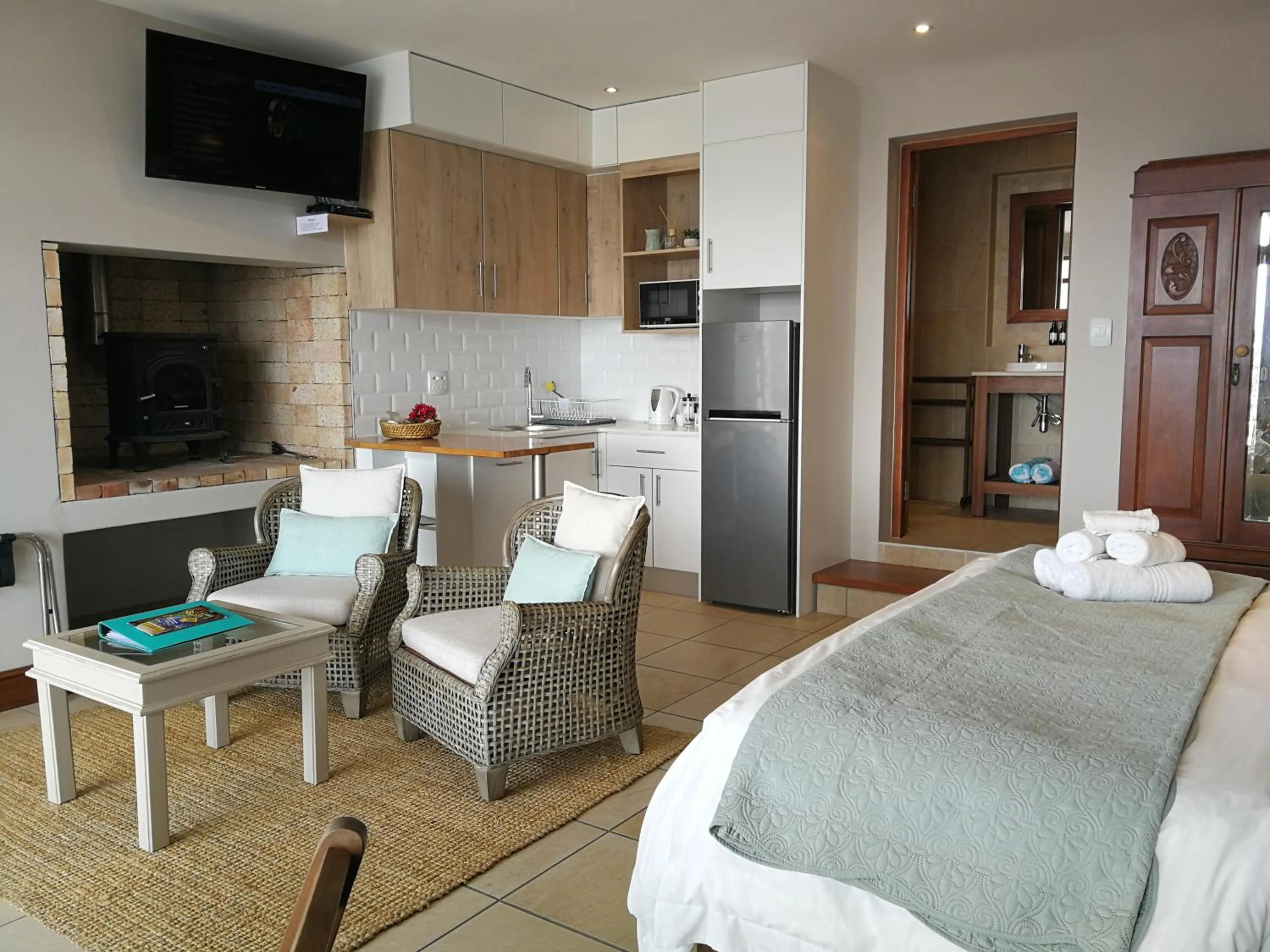 Shower, Bed in Lavandula Manor Self-Catering