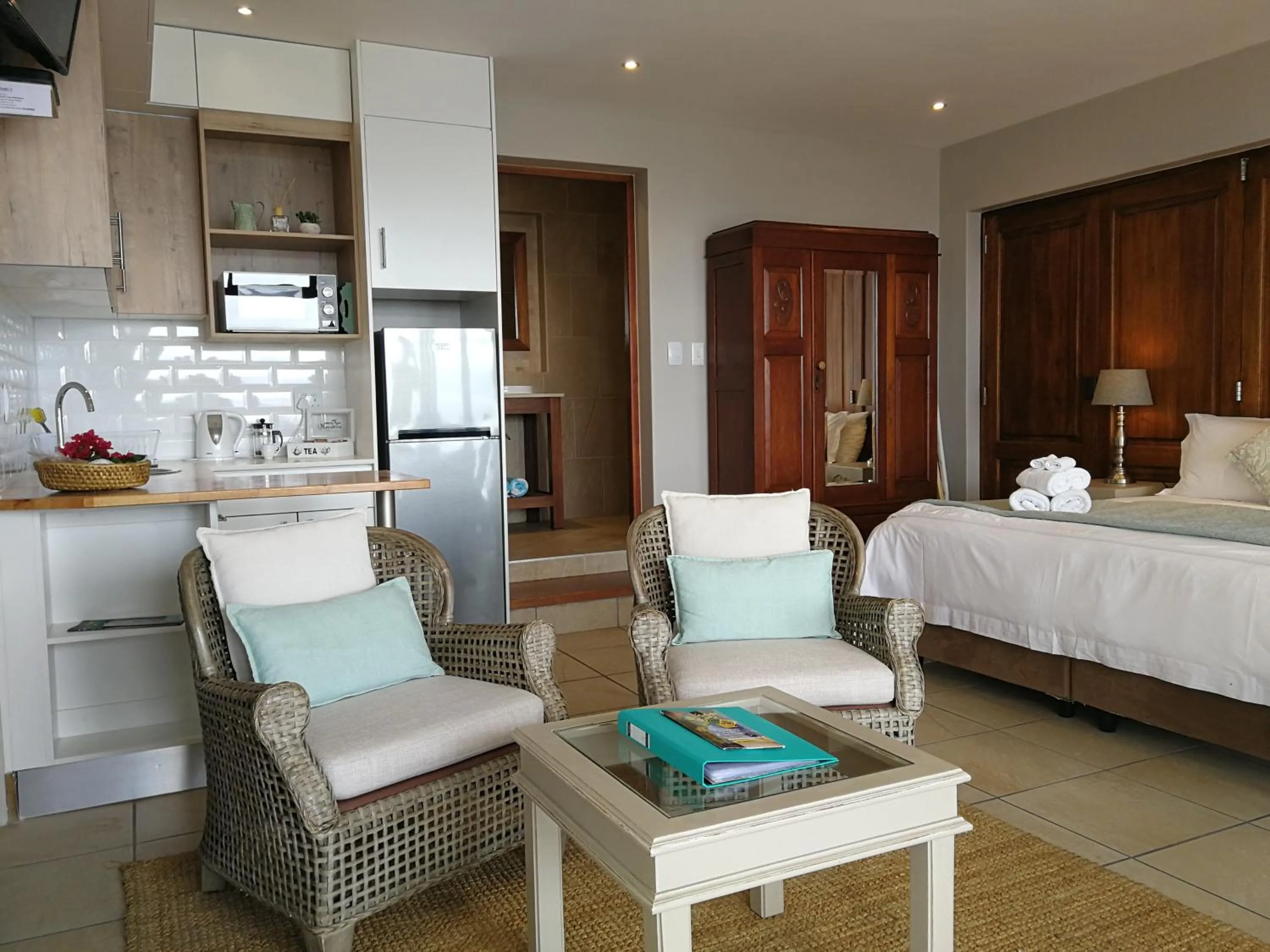 Kitchen or kitchenette, Bed in Lavandula Manor Self-Catering