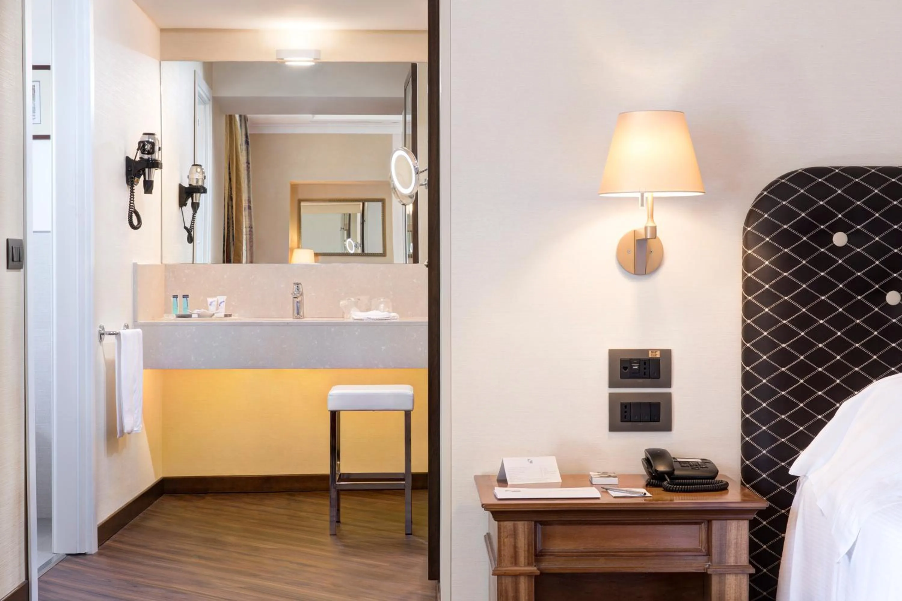 Bathroom, Bed in Hotel Nazionale