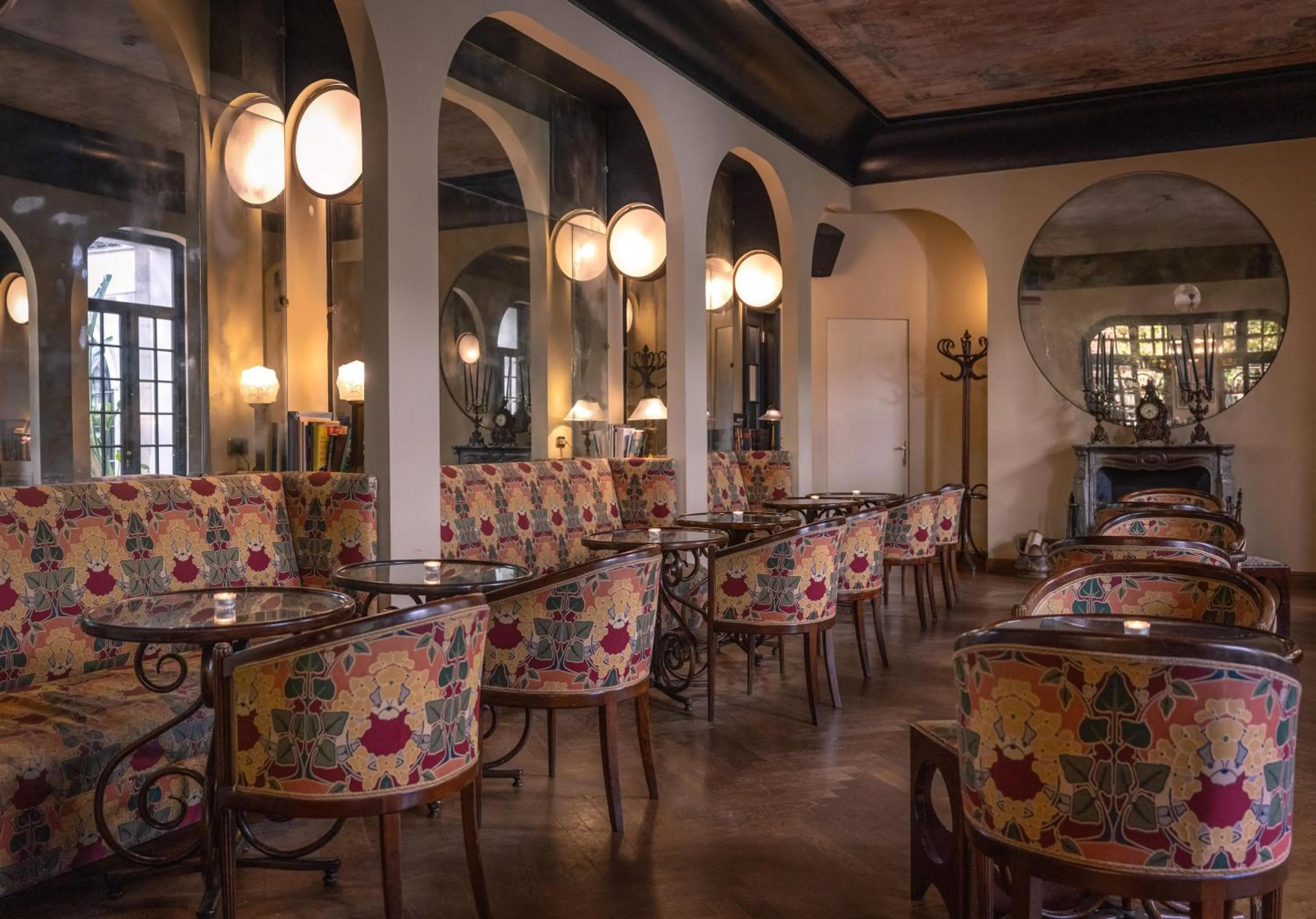 Seating area in Hotel Locarno