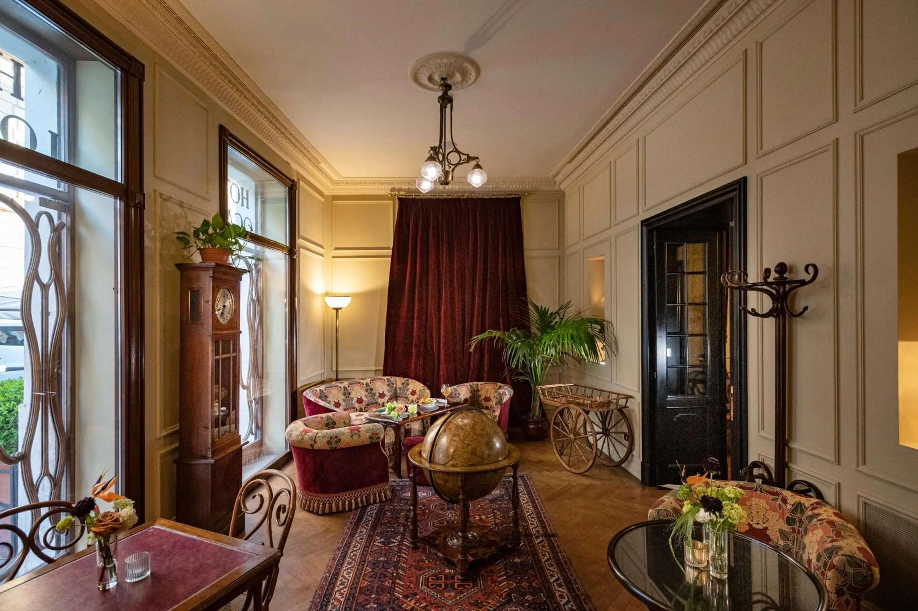 Communal lounge/ TV room in Hotel Locarno