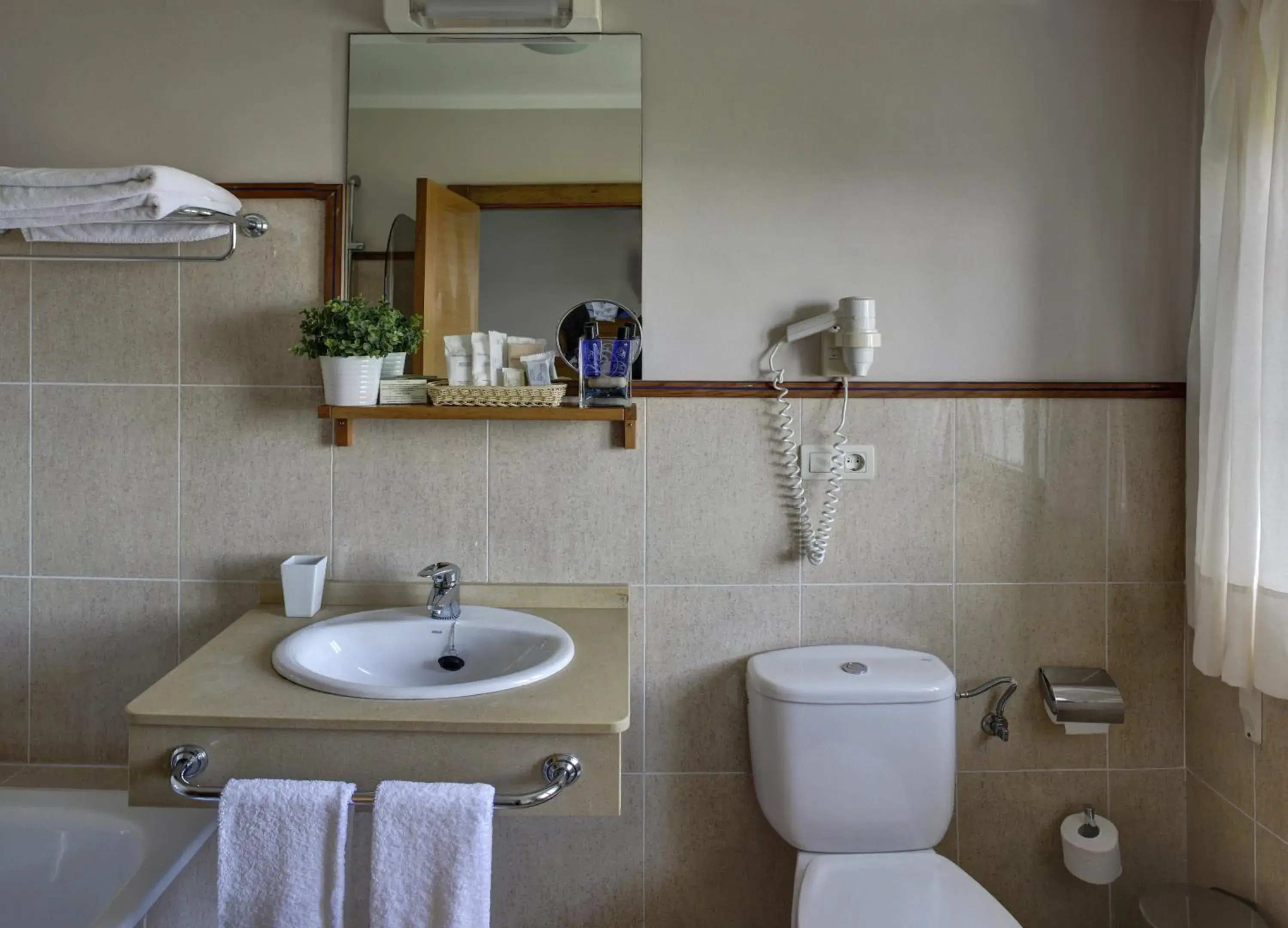 Standard Double or Twin Room with Sea View in Hotel Mirador del Sella Standard Double or Twin Room with Sea View in Hotel Mirador del Sella