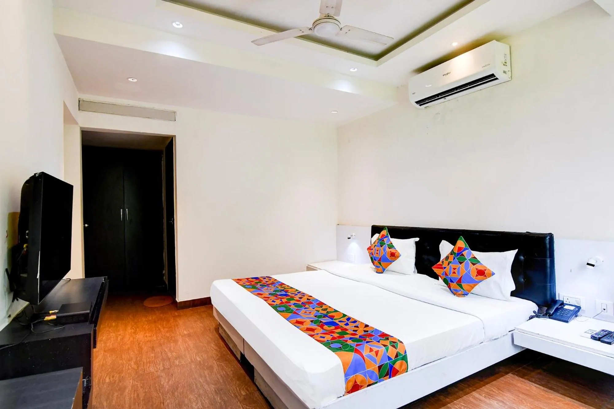 Bed in FabHotel Ballygunge Luxury - Behind Punjab Club