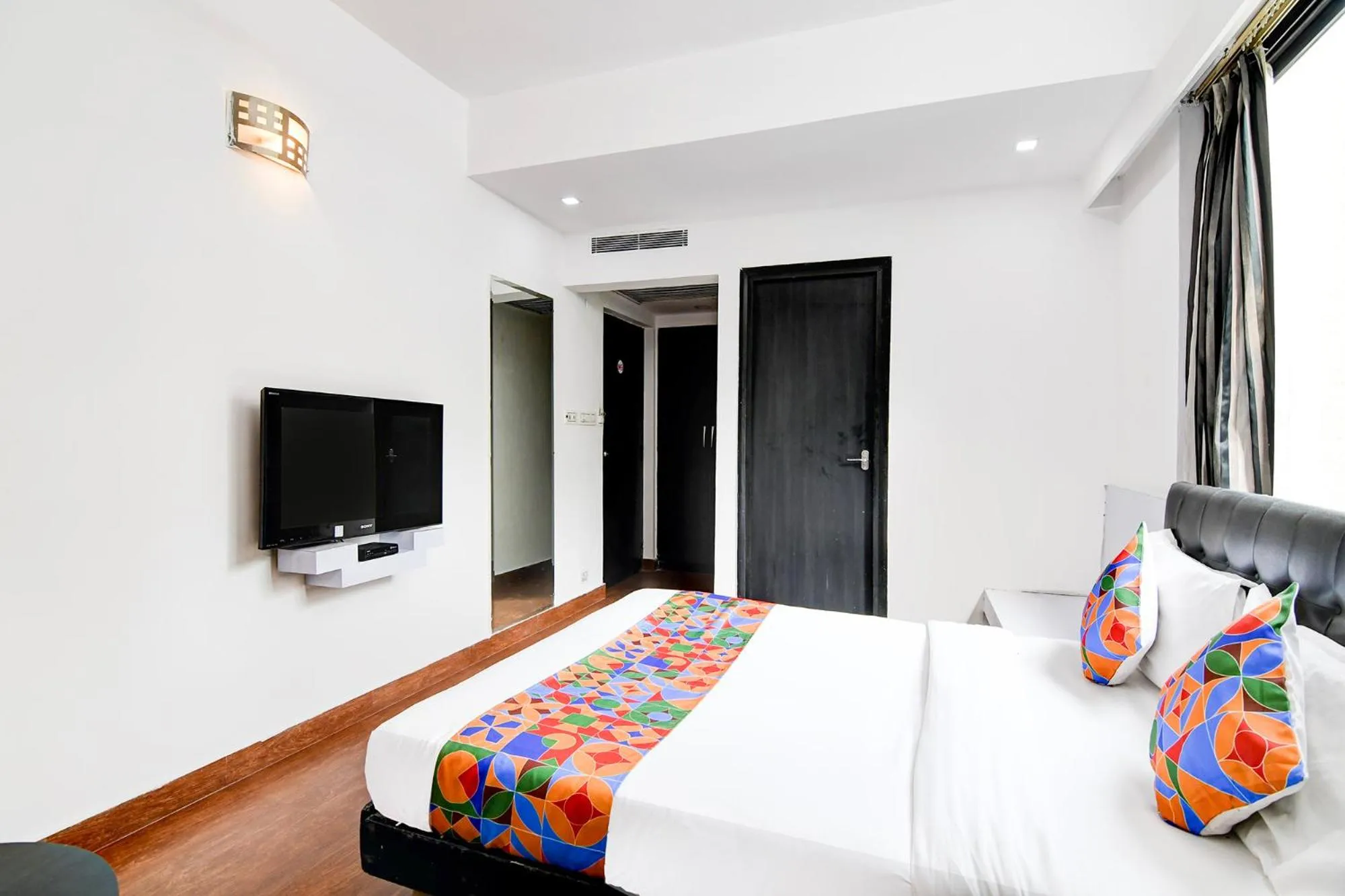 Bed in FabHotel Ballygunge Luxury - Behind Punjab Club