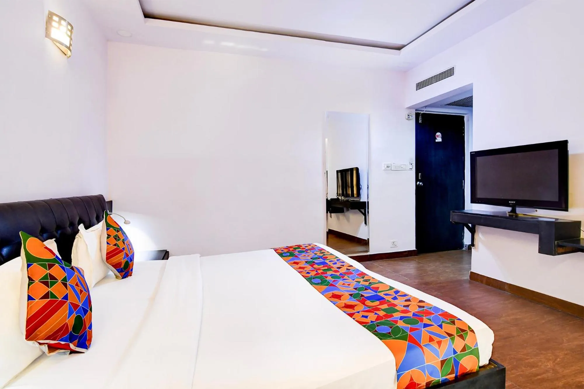 Bed in FabHotel Ballygunge Luxury - Behind Punjab Club