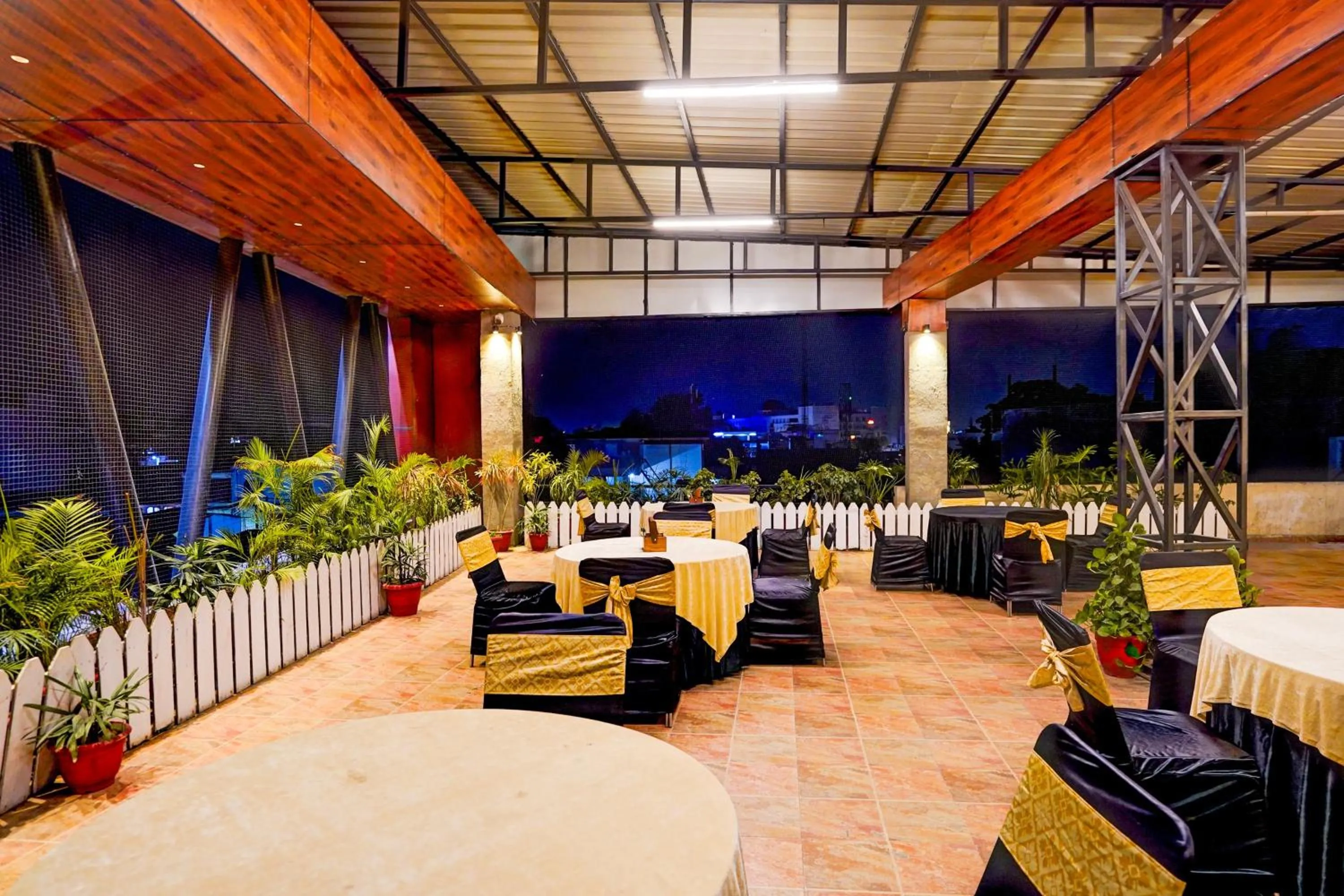 Dining area in Super Townhouse Prince Chowk Near Railway Station