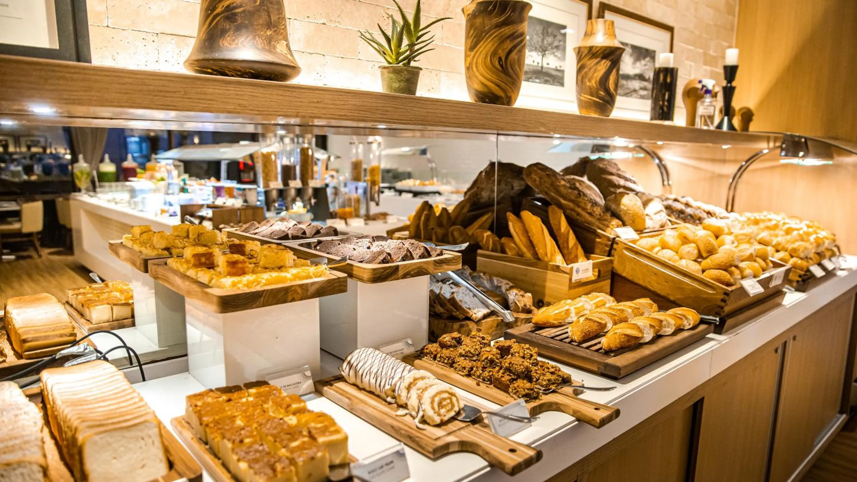 Restaurant/places to eat in Hotel Gran Marquise