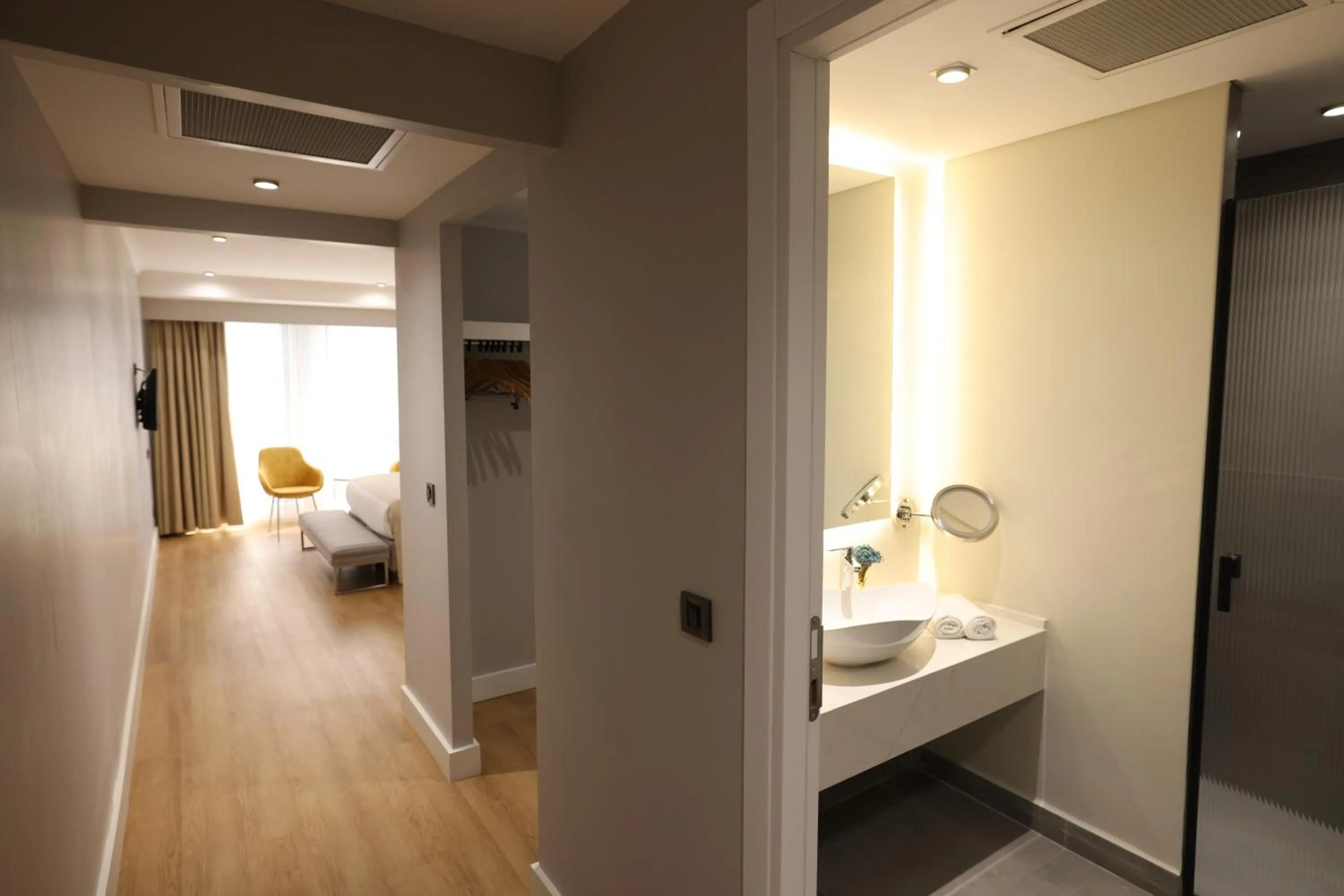 Photo of the whole room, Bed in Sundance Hotel Istanbul