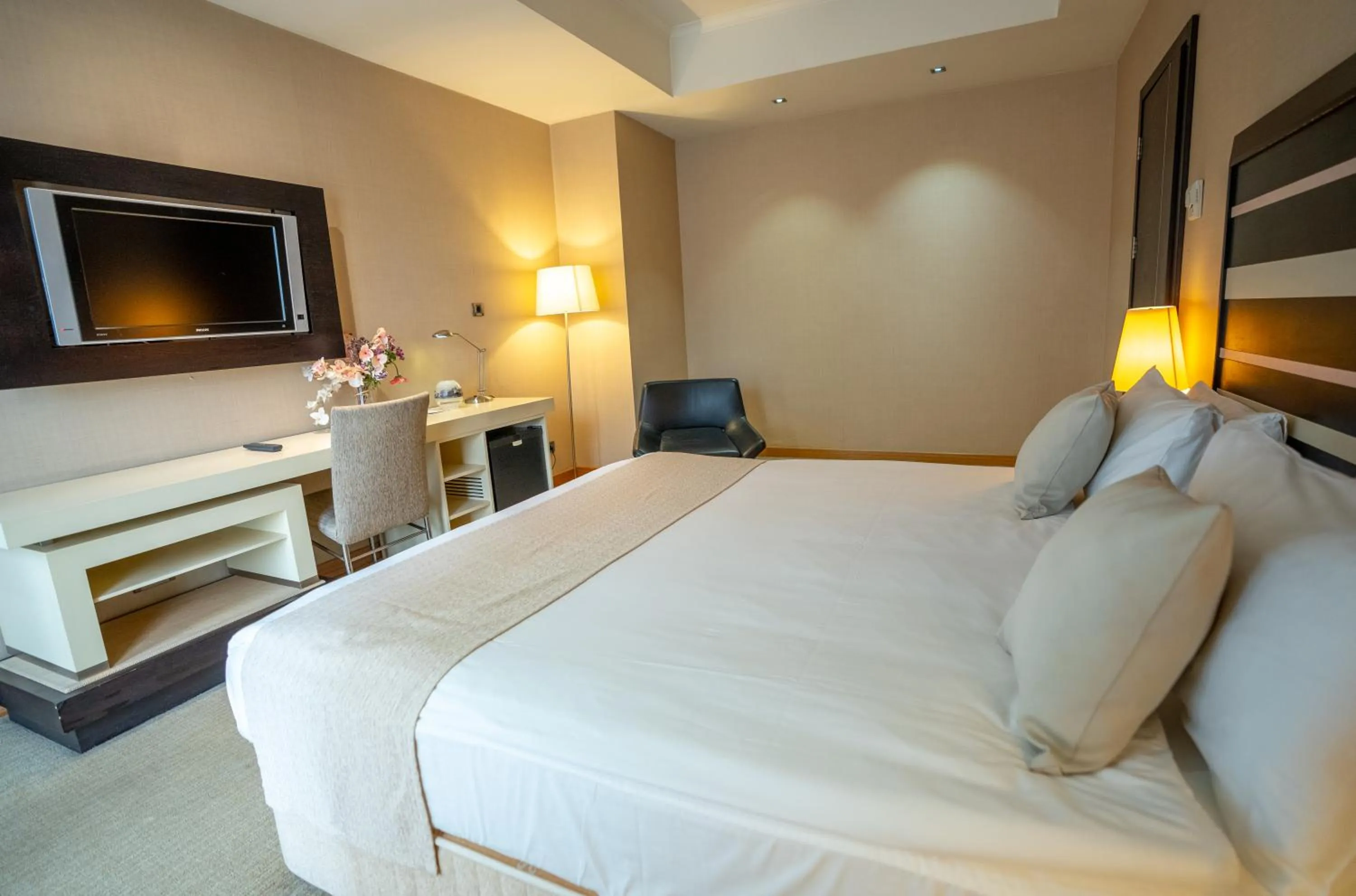 TV and multimedia, Bed in Sundance Hotel Istanbul