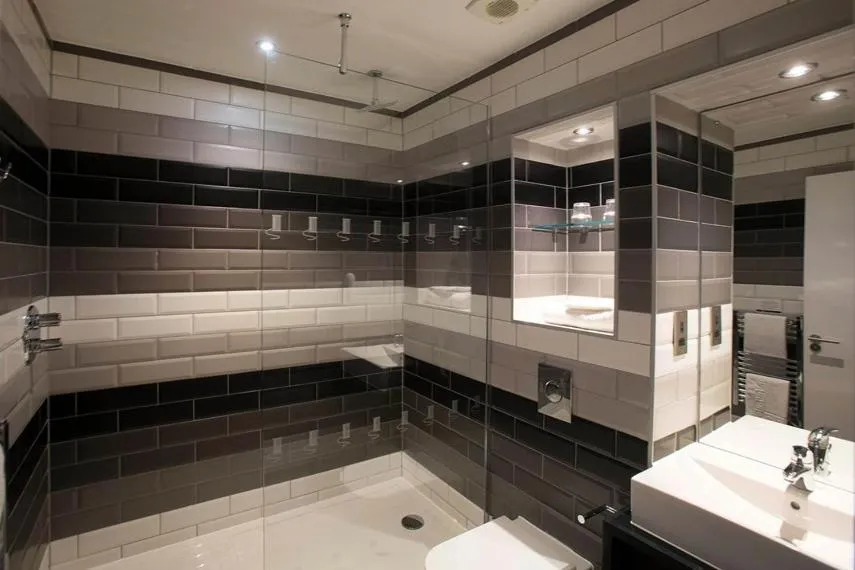 Shower in The Guildhall and Linen Exchange Wetherspoon