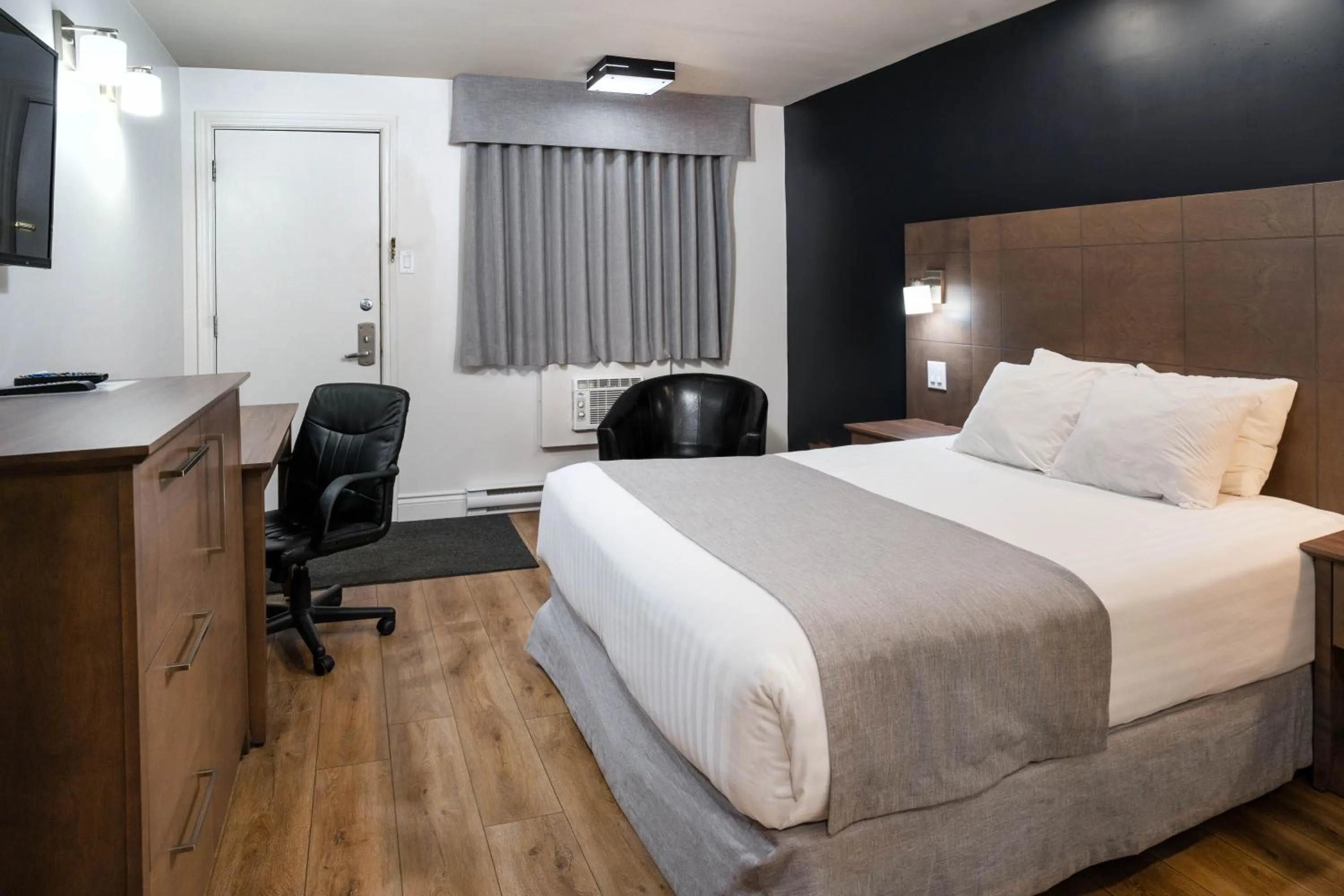 Photo of the whole room in Hôtel Marineau La Tuque