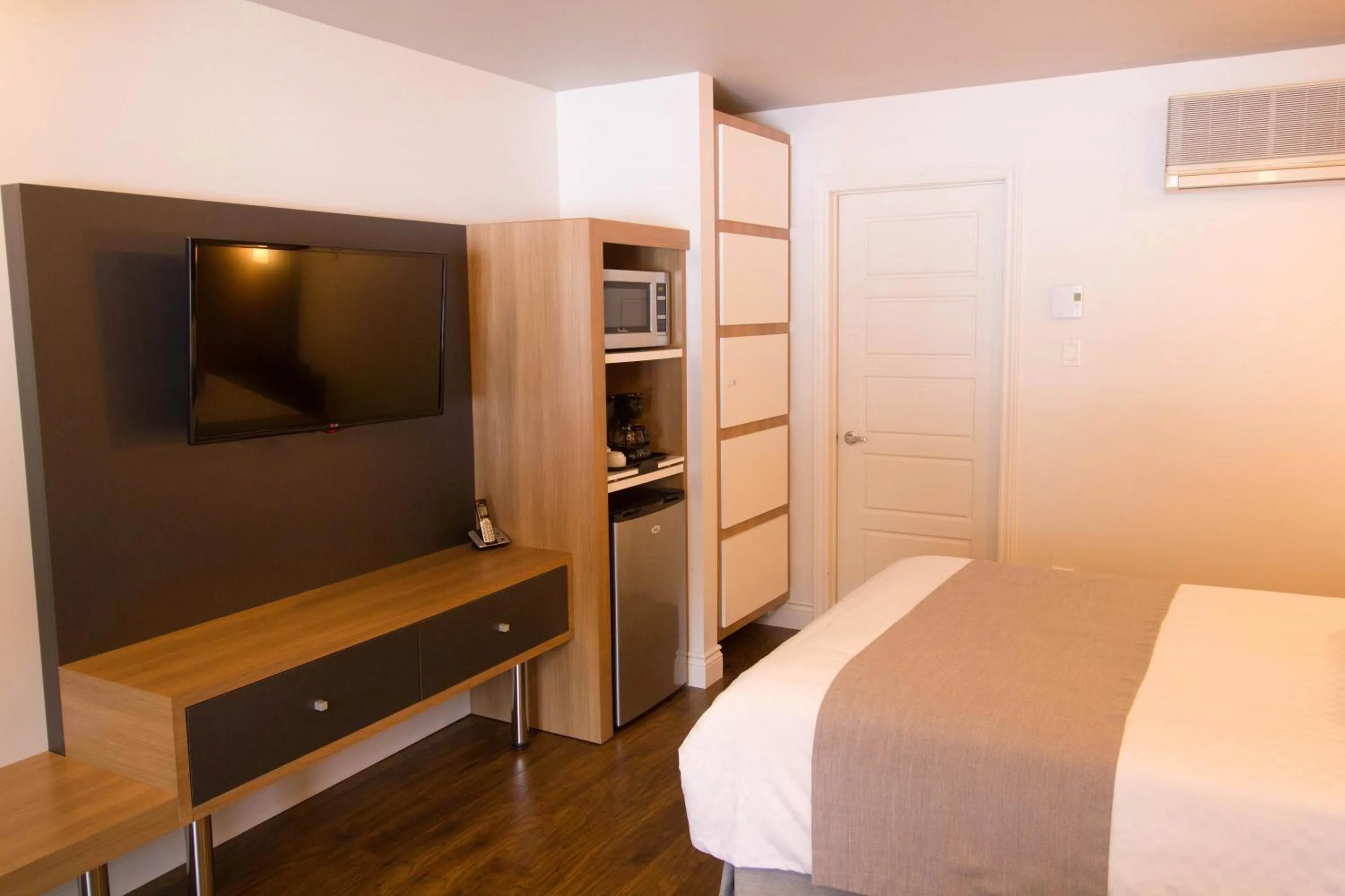 Bed in Hôtel Marineau La Tuque