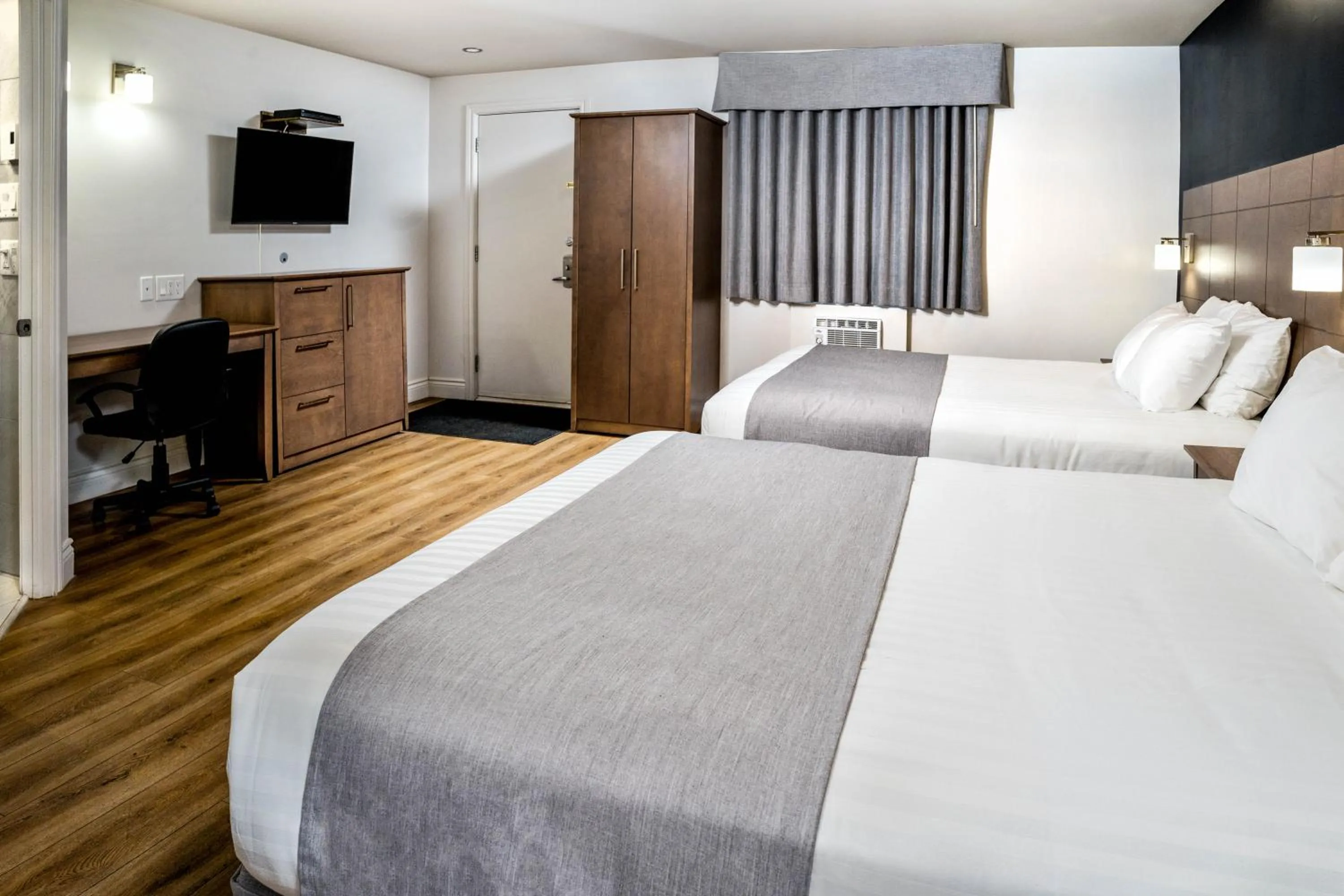 Photo of the whole room in Hôtel Marineau La Tuque