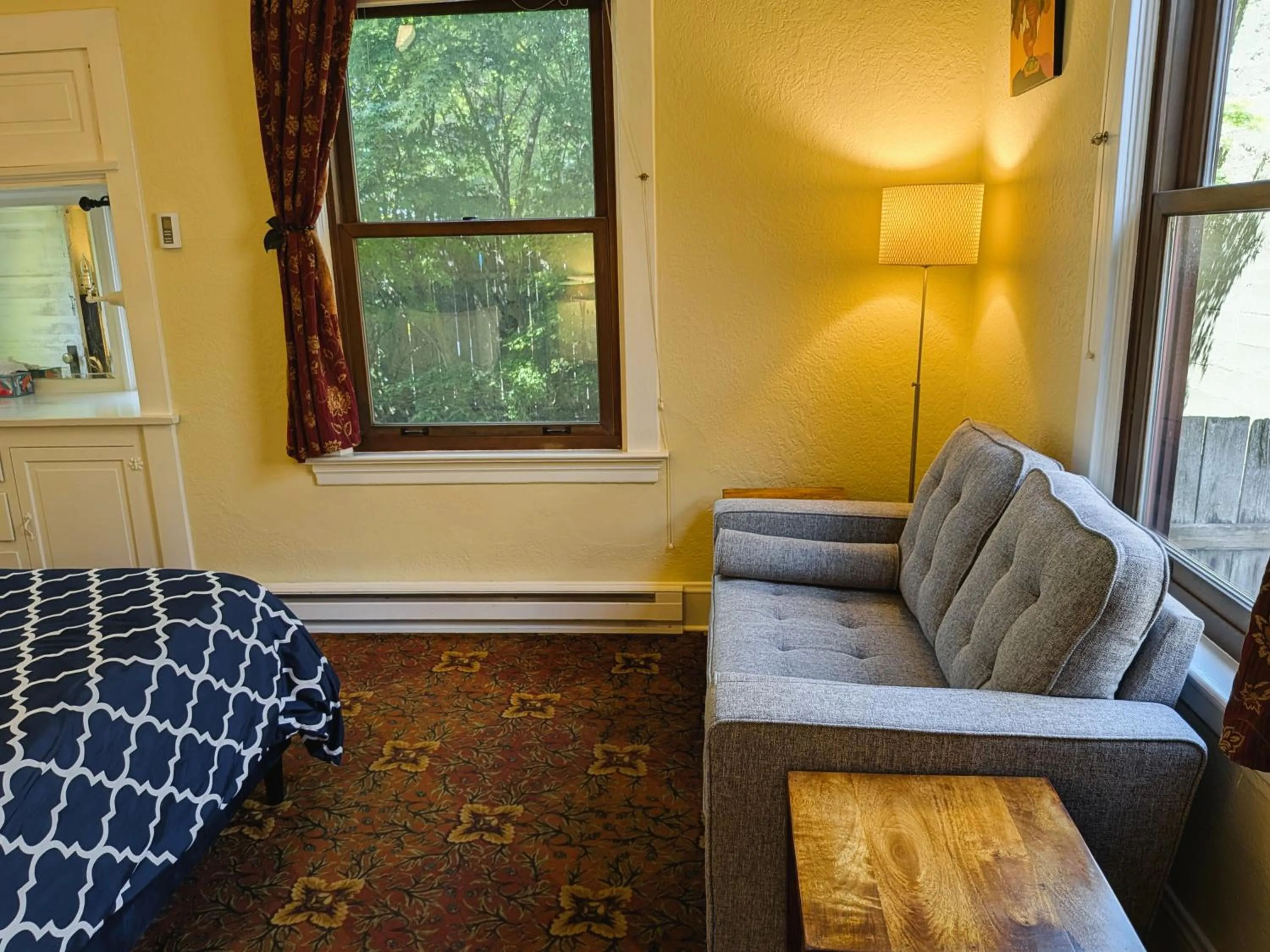 Seating area, Bed in Bluebird Guesthouse