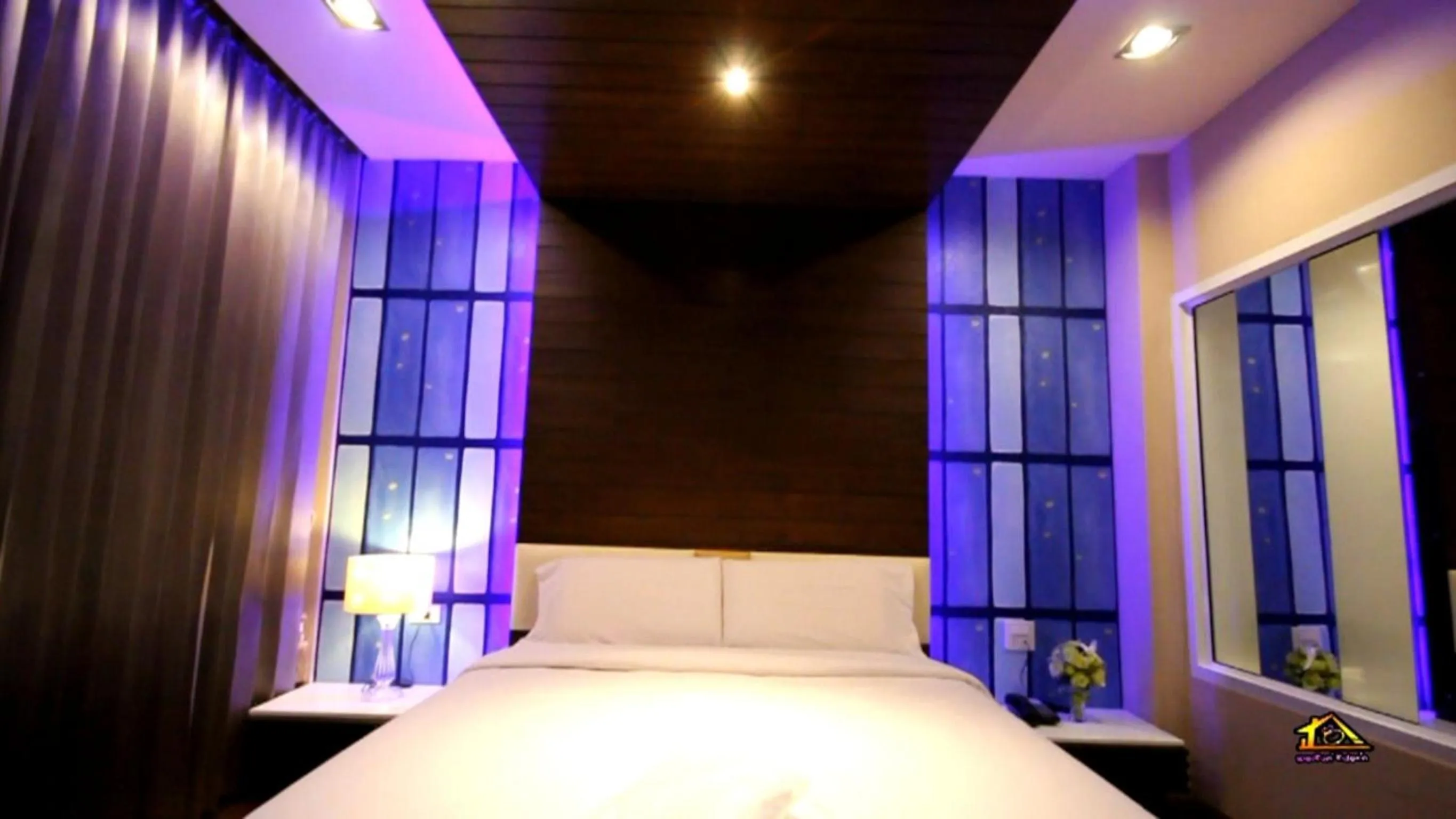 Photo of the whole room, Bed in The Ring Hotel