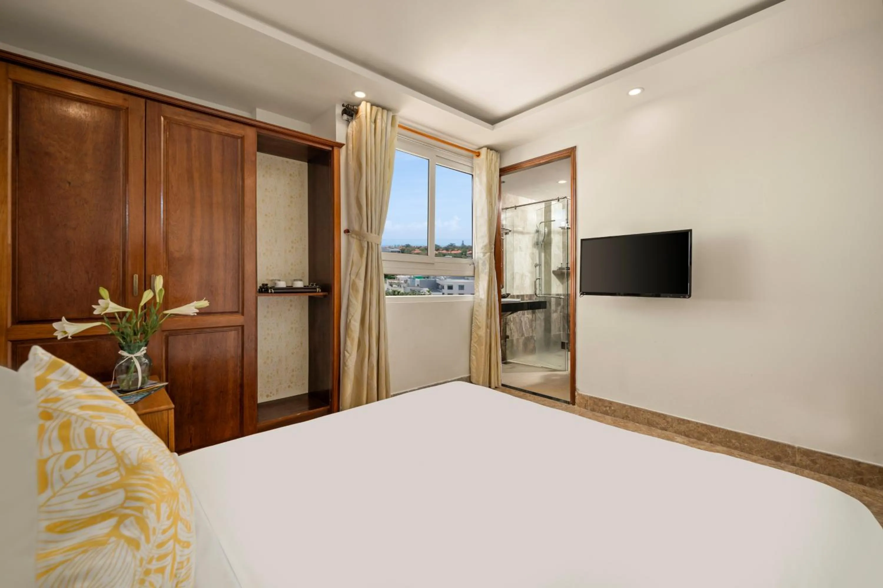 room service, Bed in Titan Hotel Da Nang