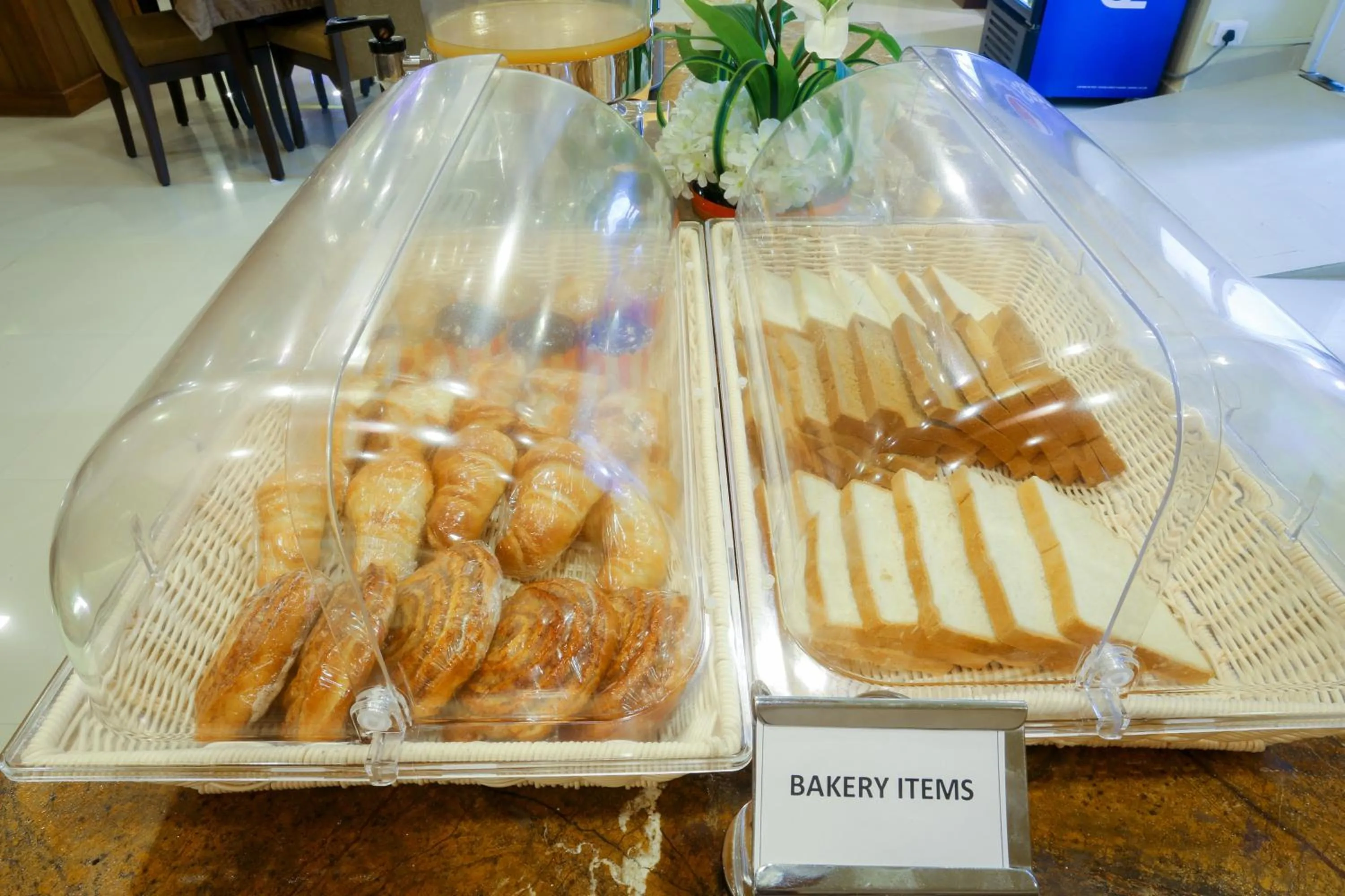 Food and drinks in Yatri Suites and Spa