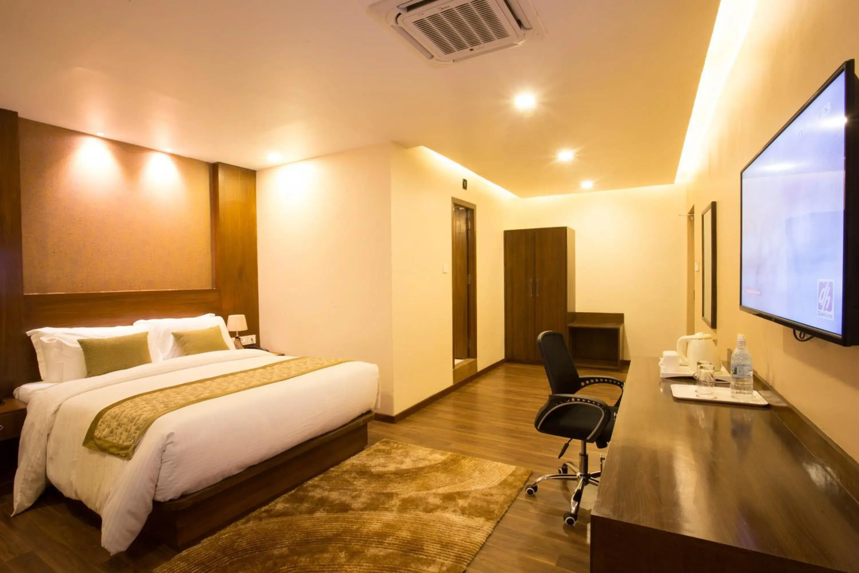 Bed in Yatri Suites and Spa Bed in Yatri Suites and Spa