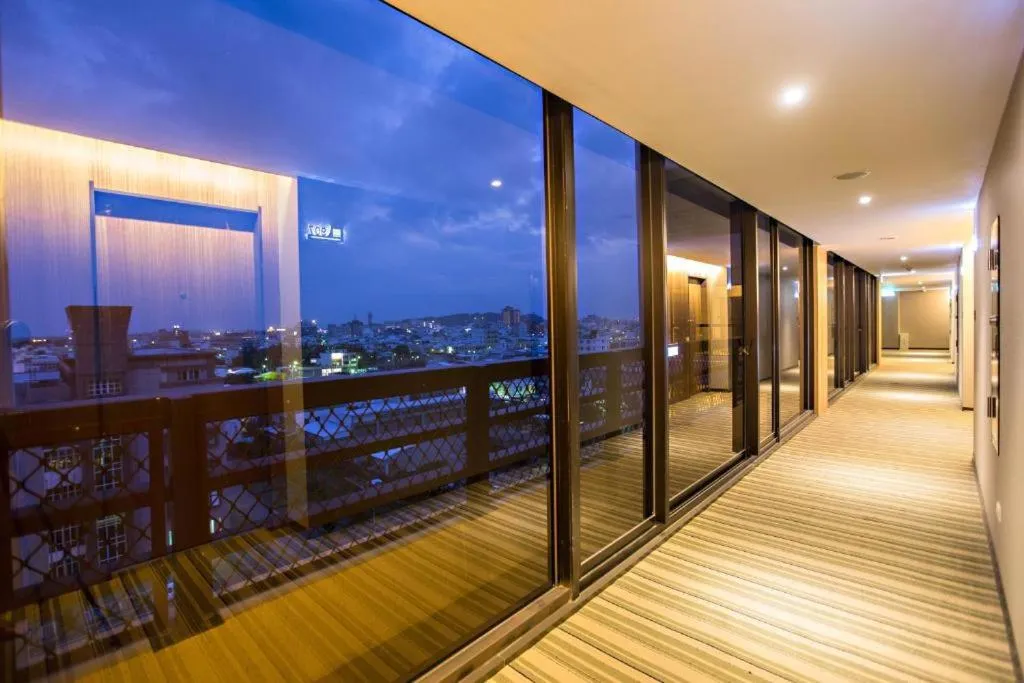 Night in Kaishen Starlight Hotel