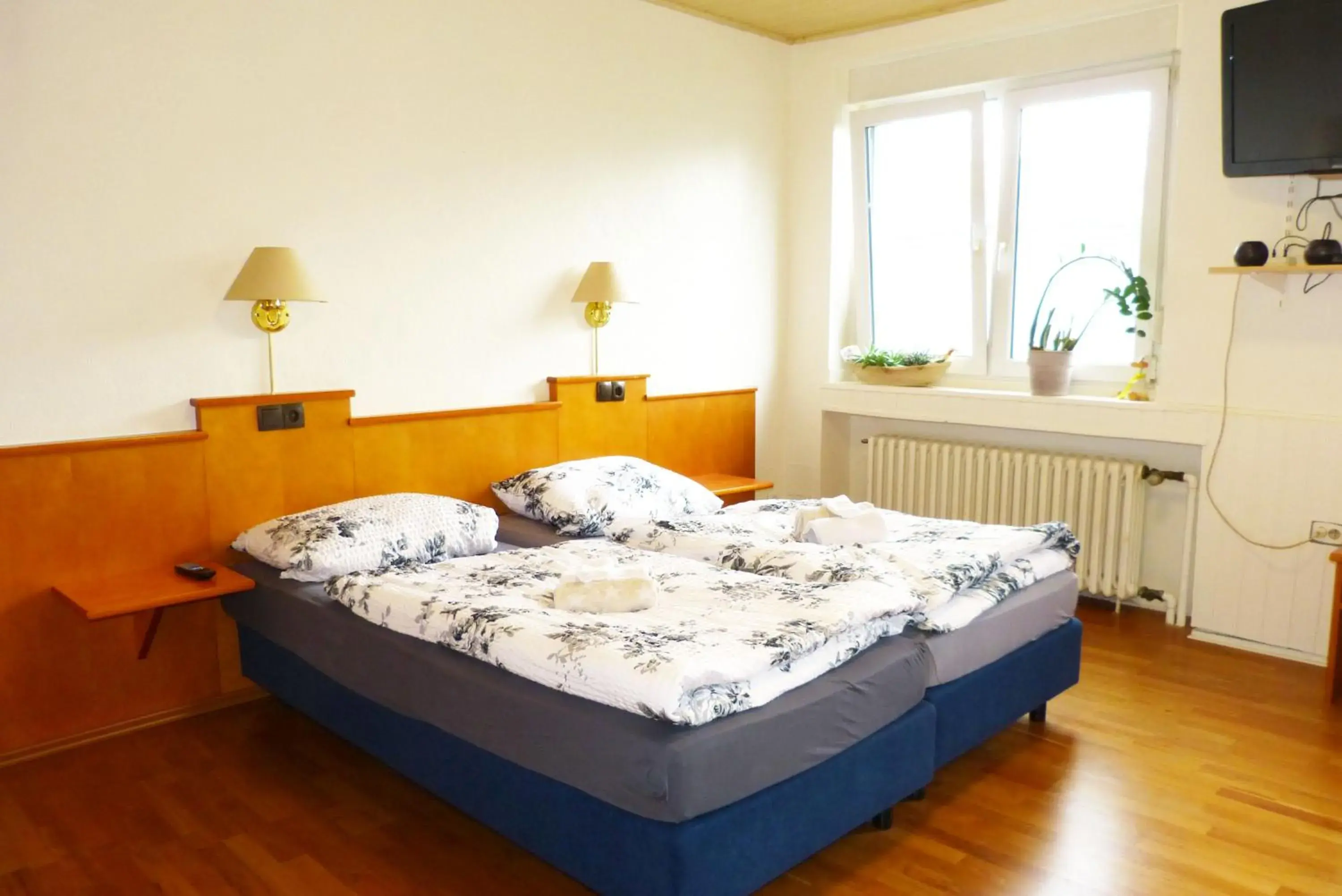 Basic Triple Room with Shared Bathroom in Messe-Zimmer TuS-Treff Basic Triple Room with Shared Bathroom in Messe-Zimmer TuS-Treff