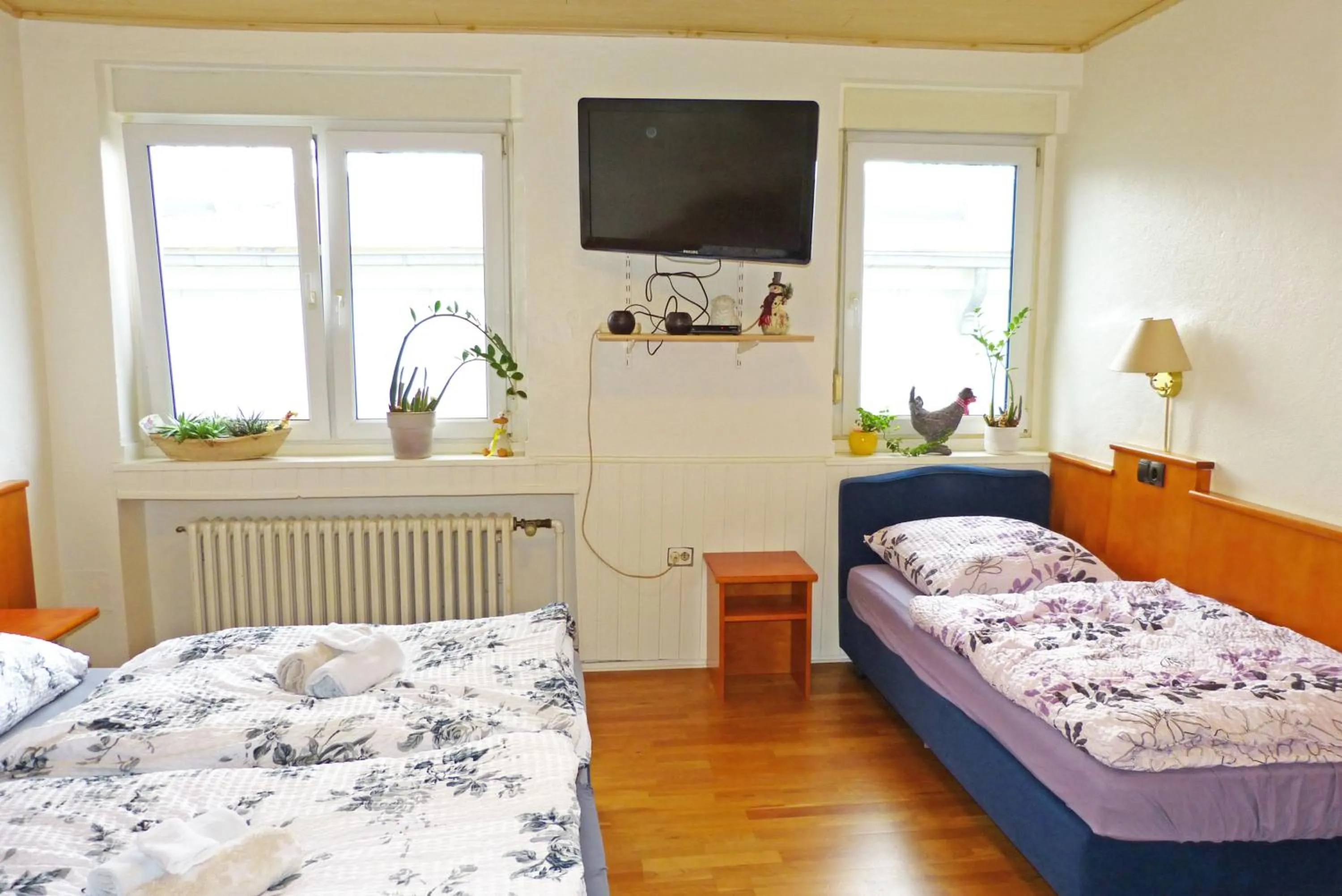 Basic Triple Room with Shared Bathroom in Messe-Zimmer TuS-Treff