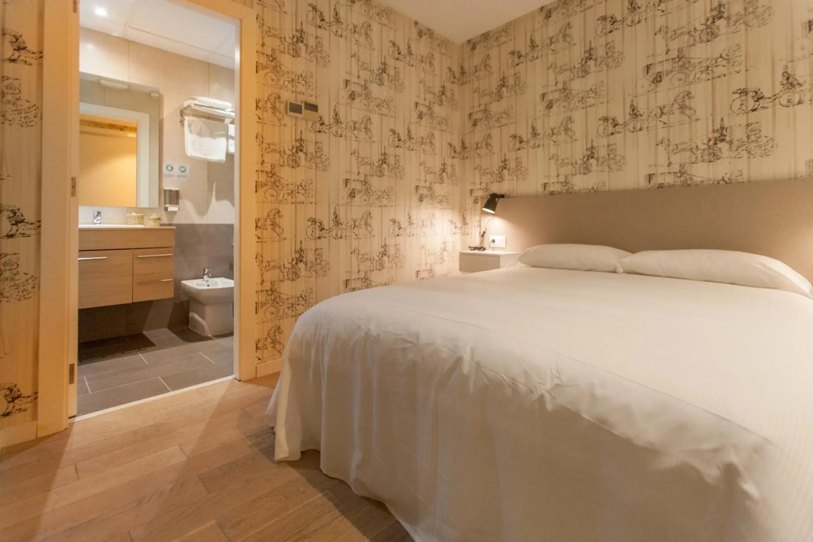 Double Standard Interior Room in Host & Home Double Standard Interior Room in Host & Home